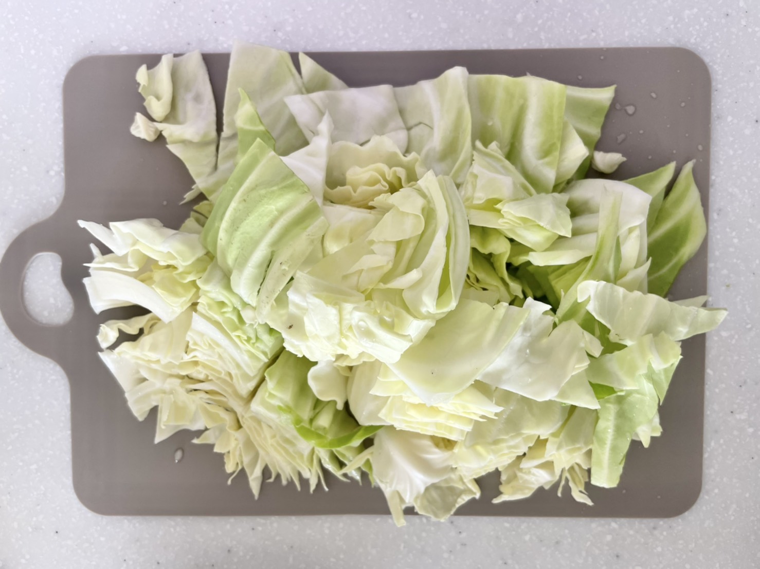 キャベツは芯を除いてざく切りにする。