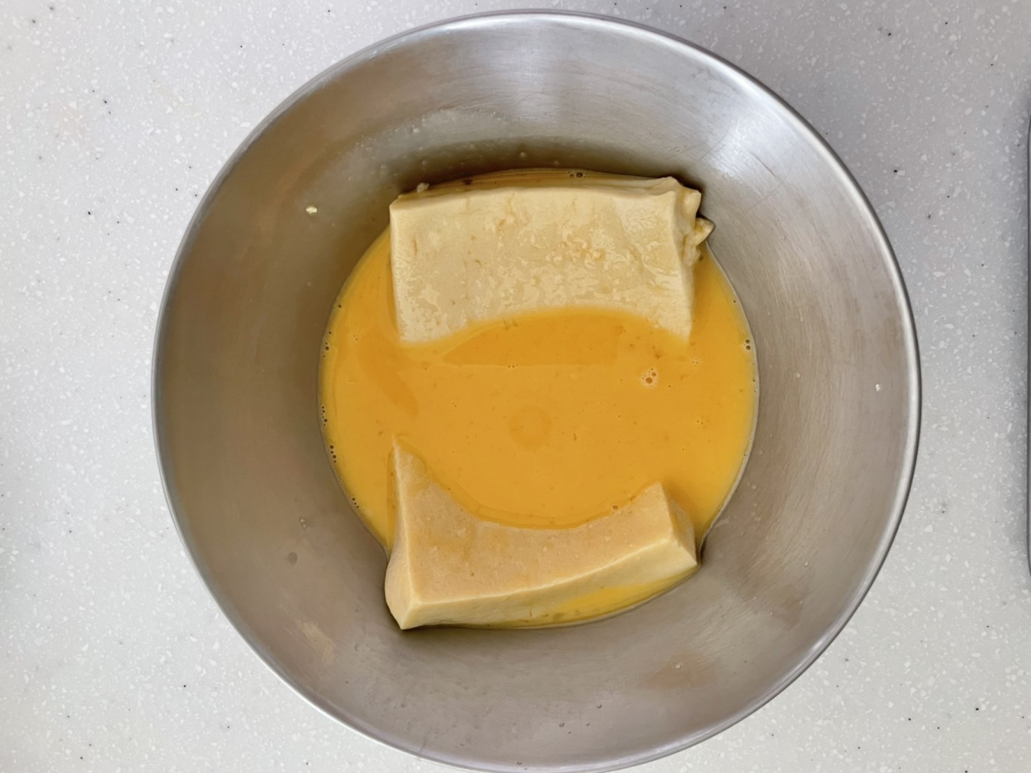2に高野豆腐を入れ菜箸で穴を開けて、卵液を染み込ませる。