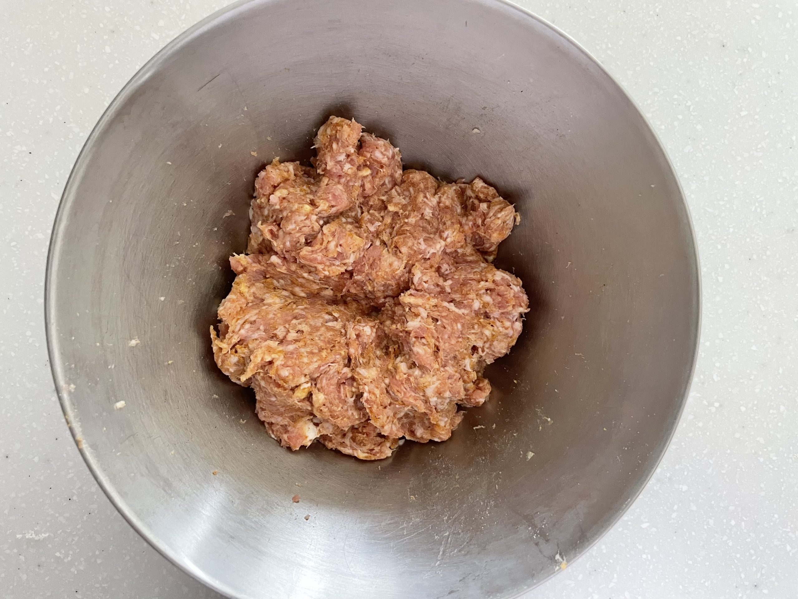 細かく砕いたお麩と豚ひき肉と【A】を混ぜ合わせる。