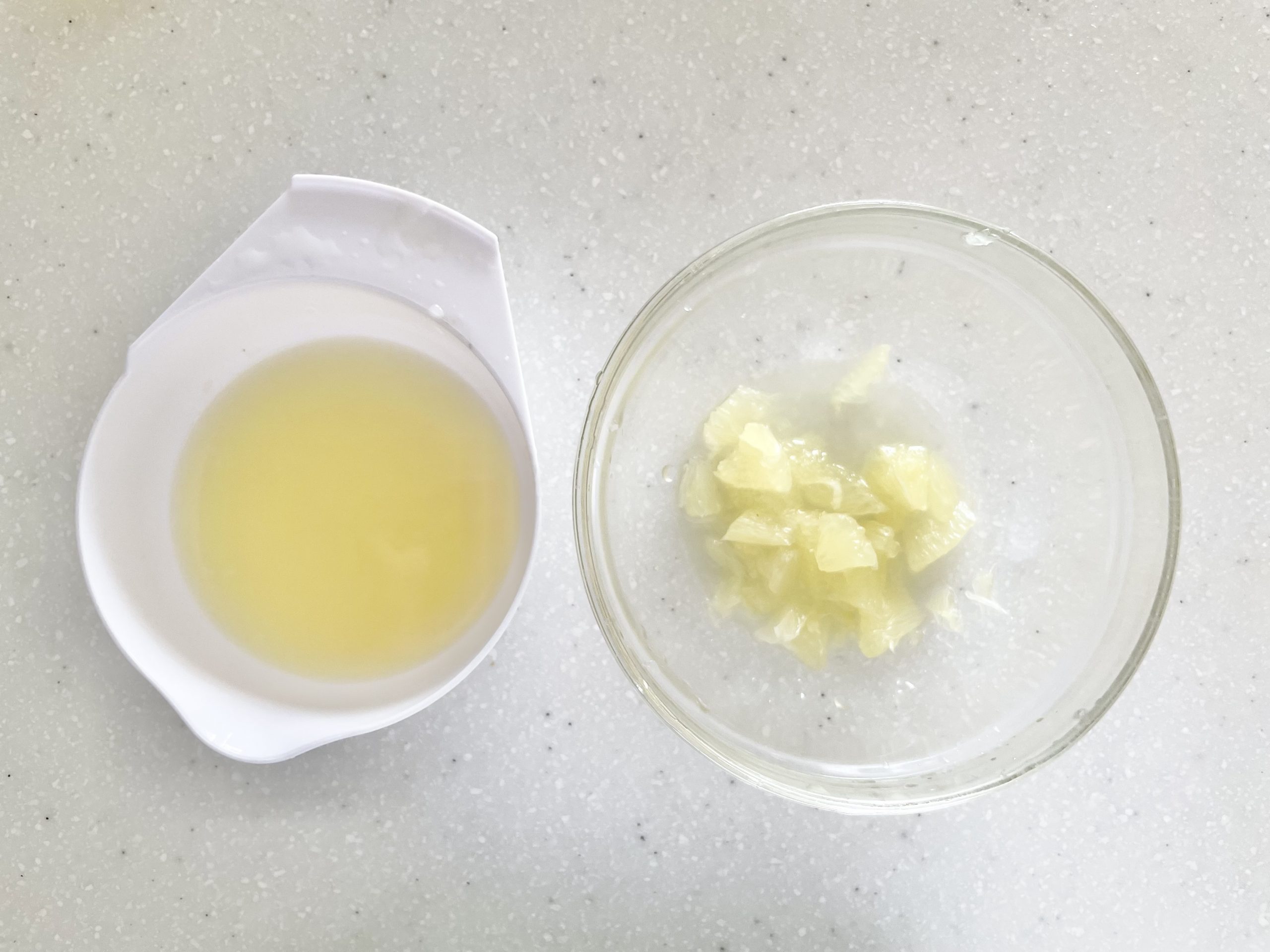 レモン1つ分は果汁を出すために絞り、もう1つは果肉用としてスプーンで果肉を取り出す。
