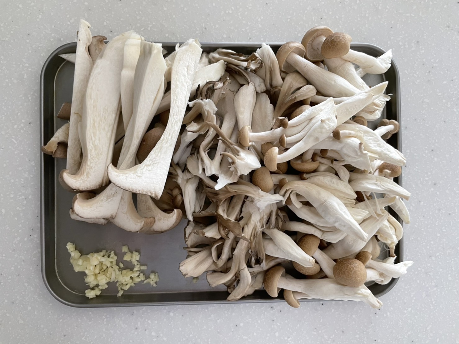 エリンギは食べやすい大きさに縦に切る。(手で割いてもOK) まいたけとぶなしめじは手で小房に分ける。にんにくはみじん切りにする。