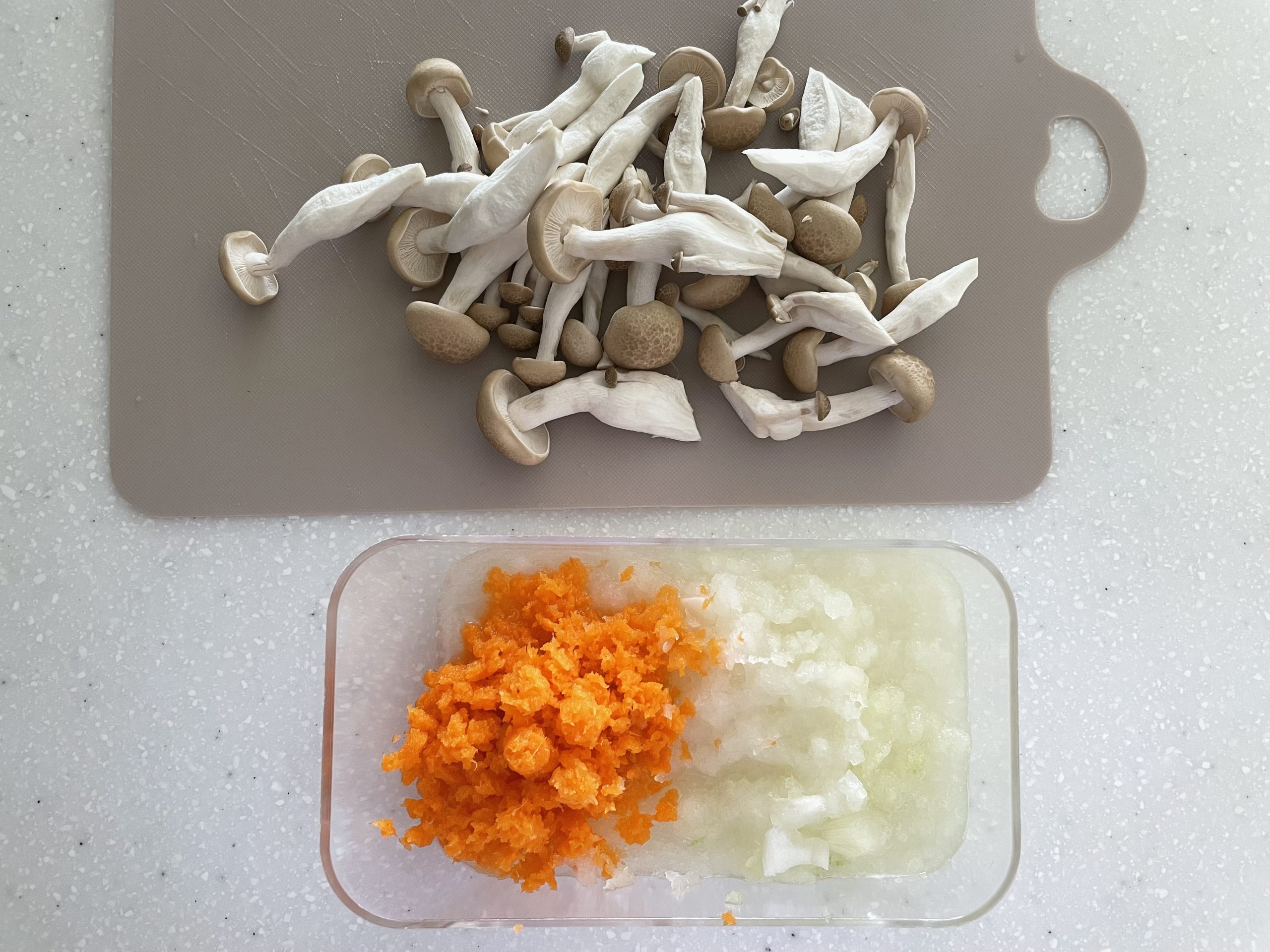 人参と玉ねぎはすりおろし、しめじは石づきを切り落とし食べやすい大きさに割く。