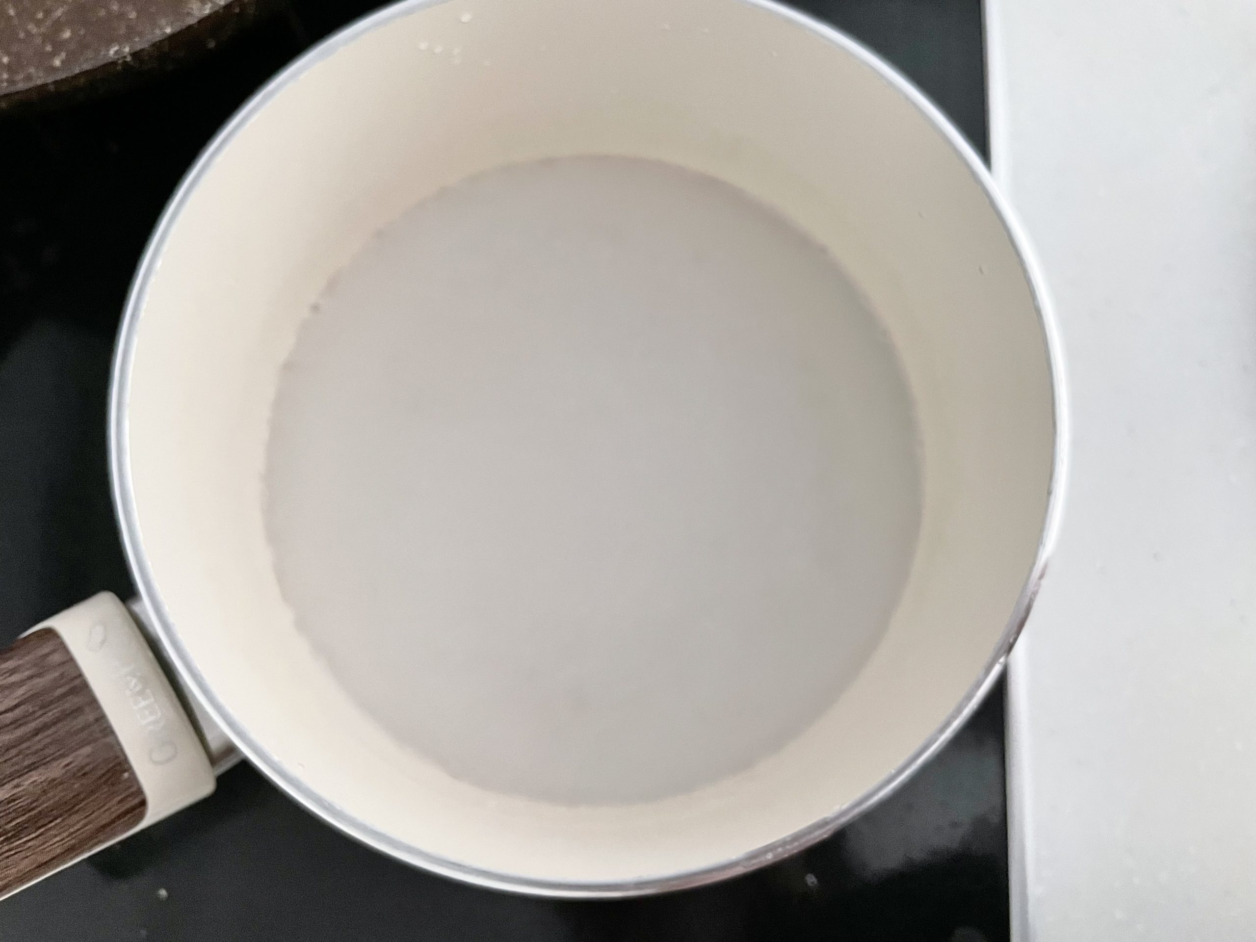 ココナッツミルク、水、塩を小鍋に入れ、鍋ふちがふつふつするまで加熱する。ふつふつしたらラカントをいれ、溶けるまで加熱する。