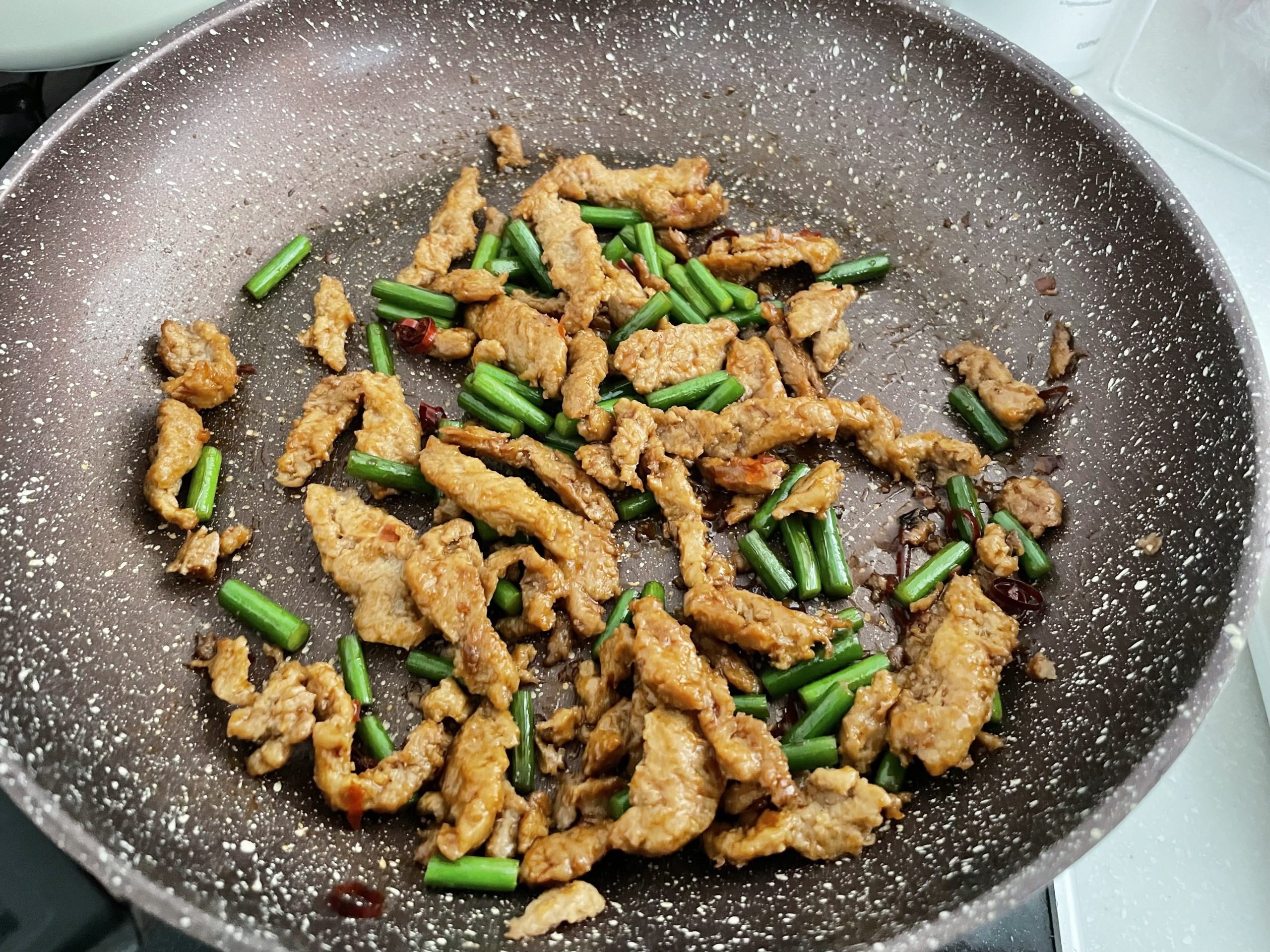 フライパンにごま油(分量外)をひき、大豆ミート、鷹の爪を炒める。軽く火が通ったら、【A】を入れ混ぜ炒める。