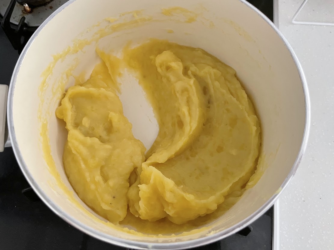 潰したさつまいもと豆乳をなべに入れ、弱火〜中火で火をかける。なじむように混ぜ、全体が温まってきたらラカントを入れ、水分を飛ばすように練り混ぜる。