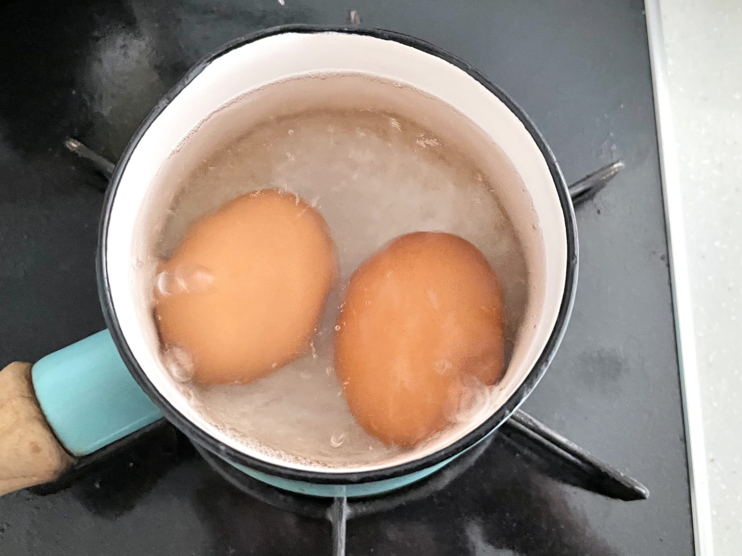 沸騰したお湯に卵を入れ、8〜9分茹でる。