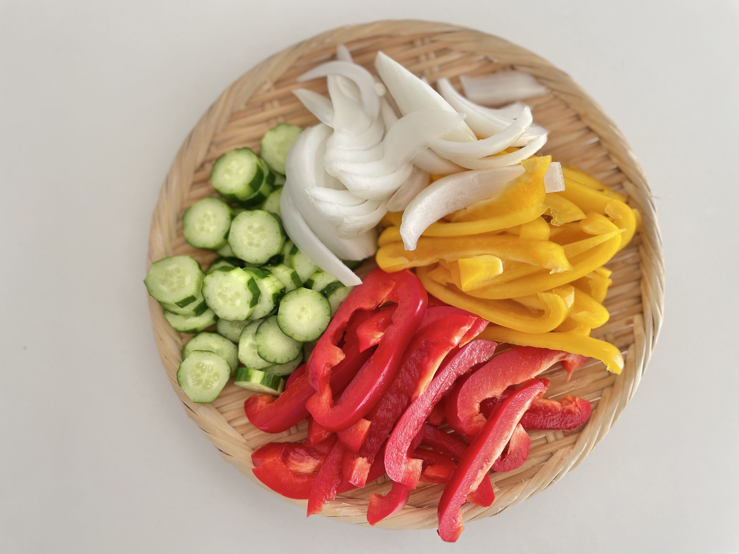 調味液を加熱している間に野菜を切る。<br />
パプリカは横幅1cmで縦に切る。<br />
玉ねぎはくし型、胡瓜は1cm幅の輪切りにする。
