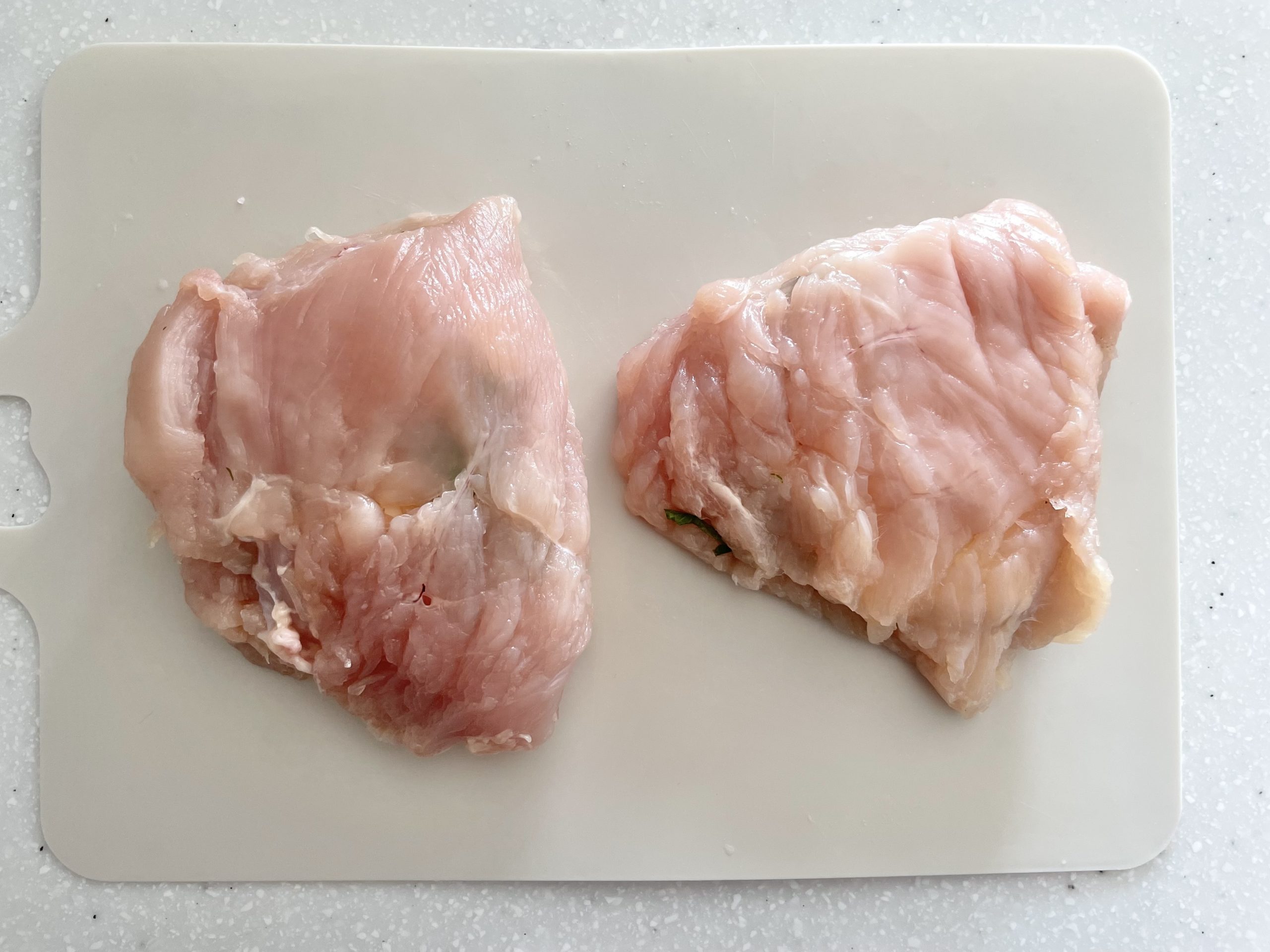 開いた鶏むね肉の半分に千切りにしたシソをのせ、その上にスライスチーズをのせ半分に折りたたむ。
