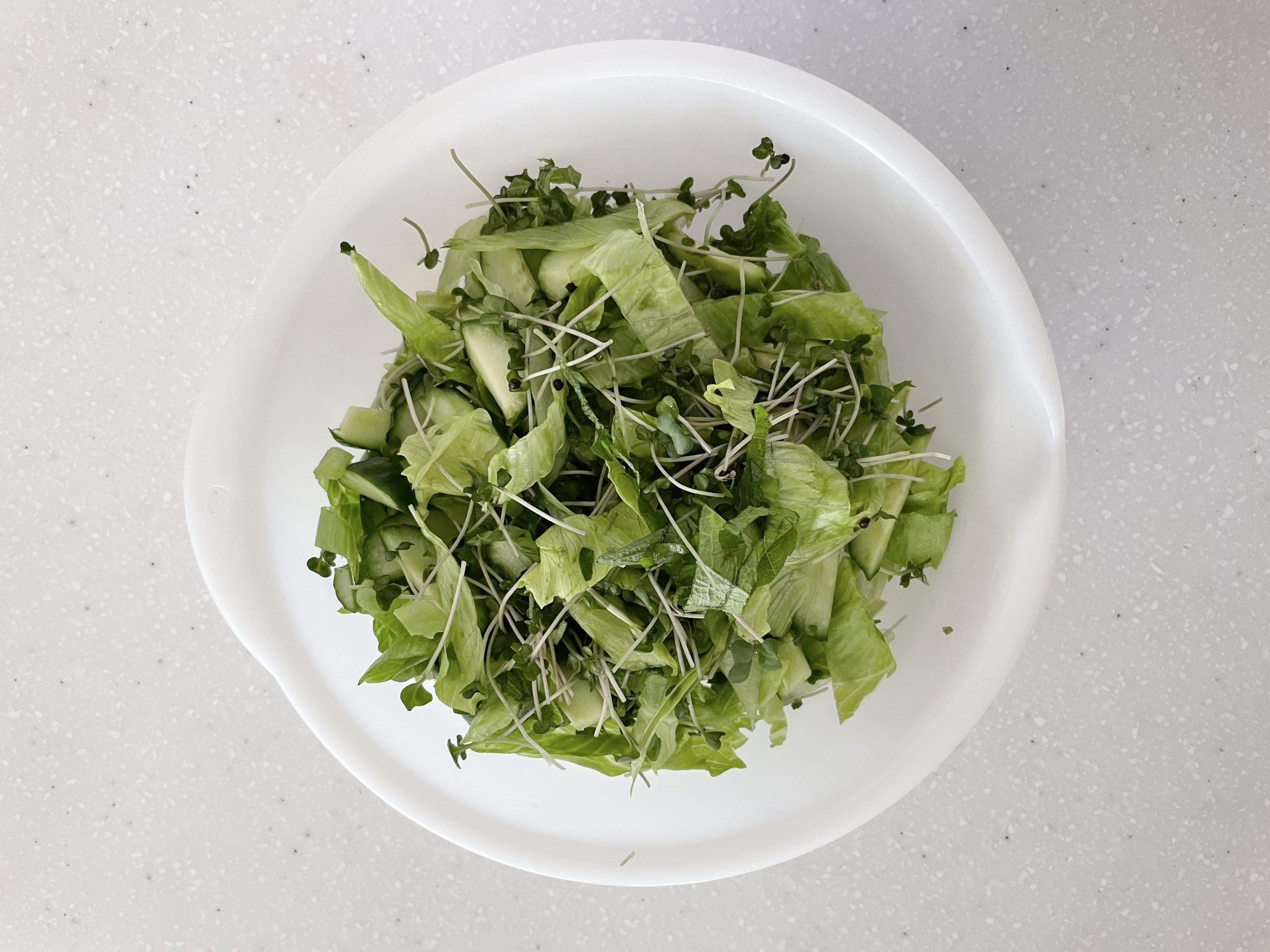 レタスは1.5cmほどの千切り、きゅうりは縦に1/2にし斜めスライス、しそは千切り、ブロッコリースプラウトはスポンジ部分を切り落とす。野菜はボウルに入れ混ぜ合わせておく。