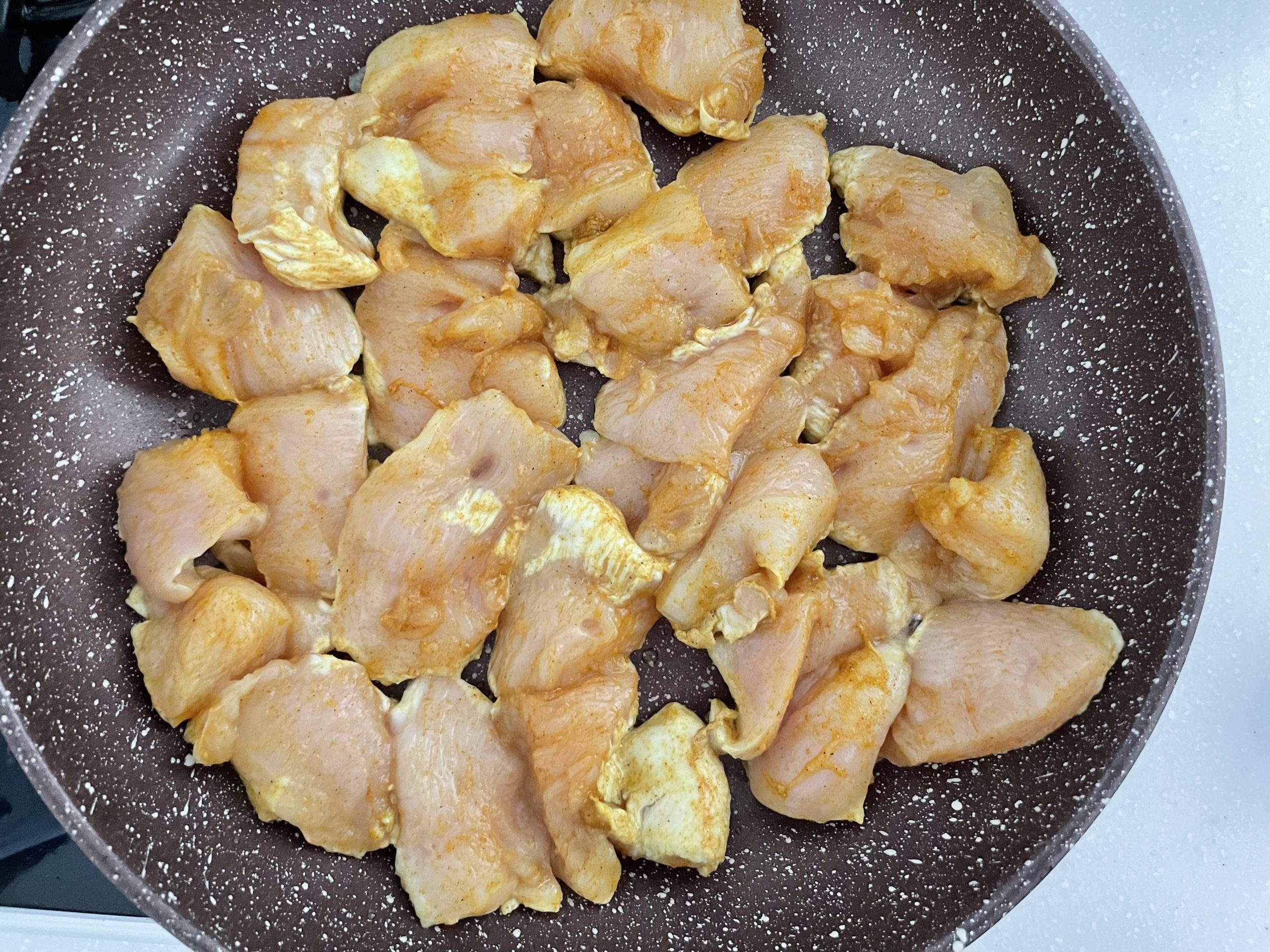 フライパンにオリーブオイルをひき、にんにくと2を入れ、中火で軽く炒める。