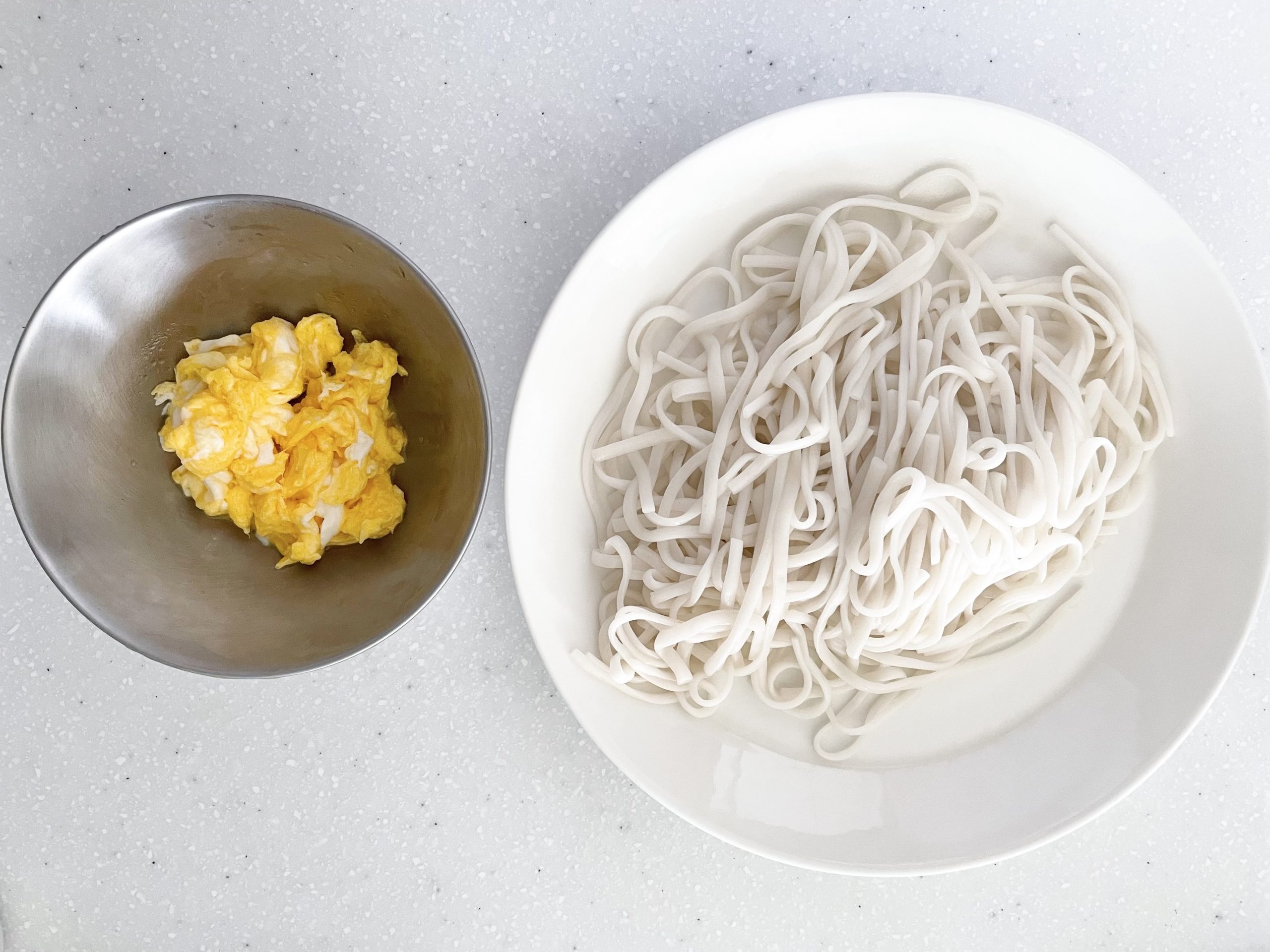 豆腐麺は水切りをし、フライパンで軽く炒め、水分が抜けたら取り出す。フライパンにサラダ油(分量外)をひき、溶いた卵を半熟になる程度で炒め、すぐに取り出す。