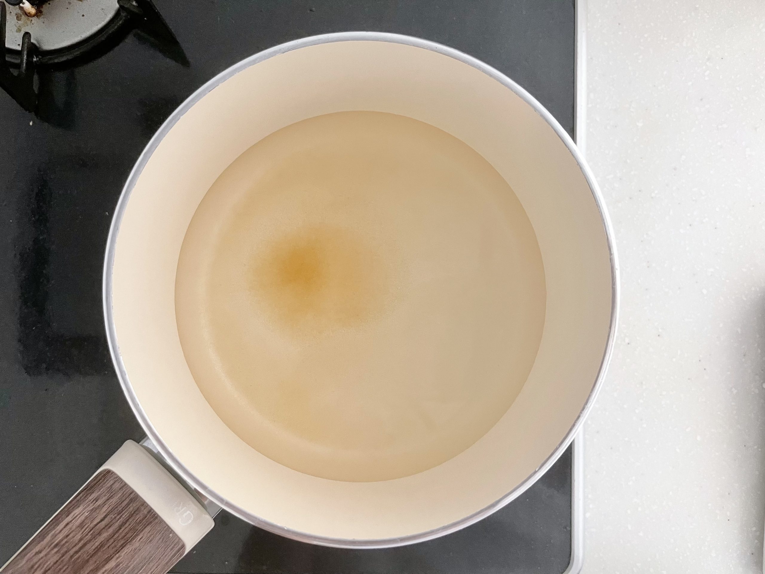 鍋に水を入れ火にかけ、ラカントを入れ溶かす。