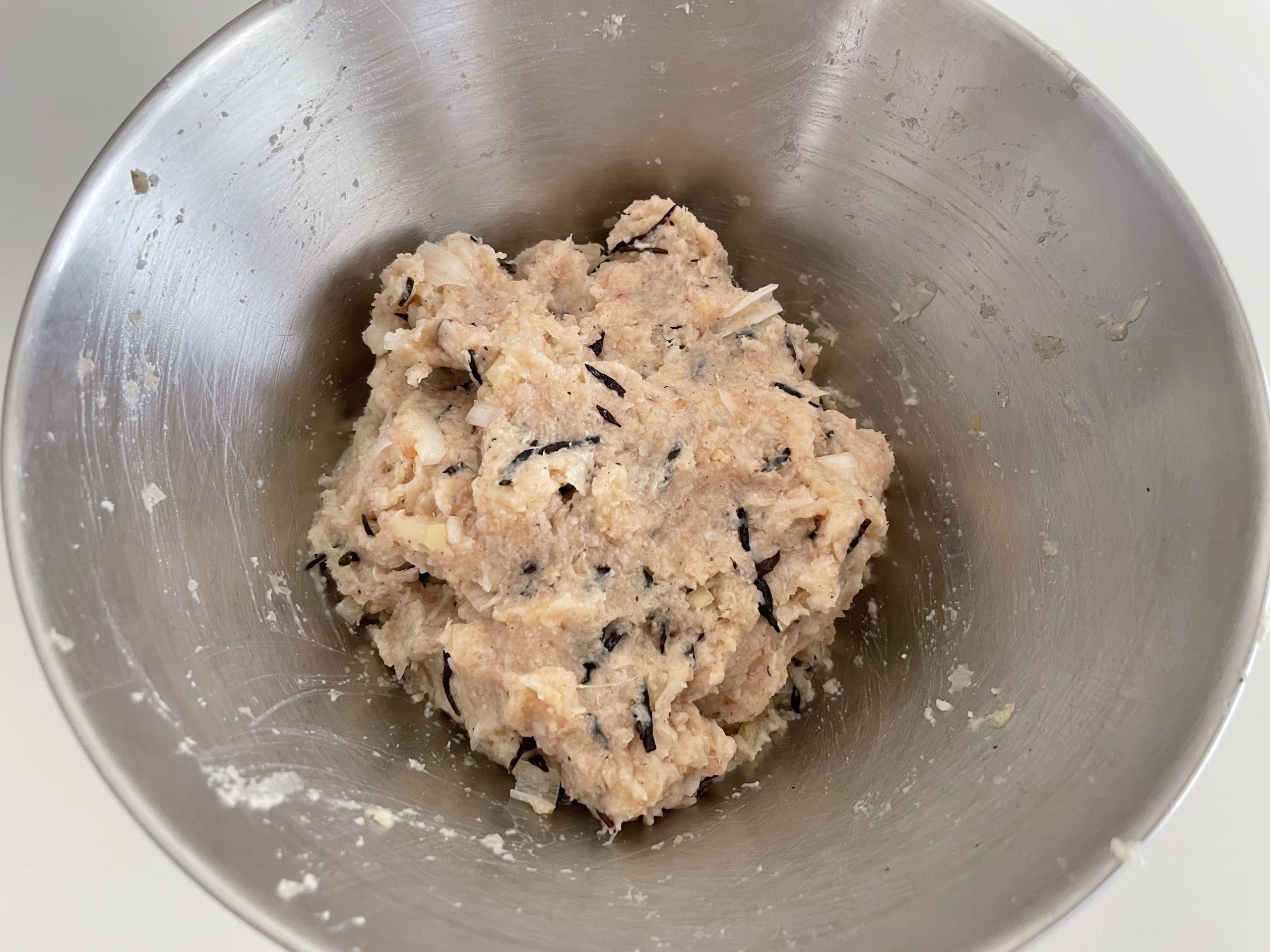ボウルに鶏ひき肉、生おから、長ネギ、ひじきを加えてよく練る。<br />
【A】を加えて更に良く練る。