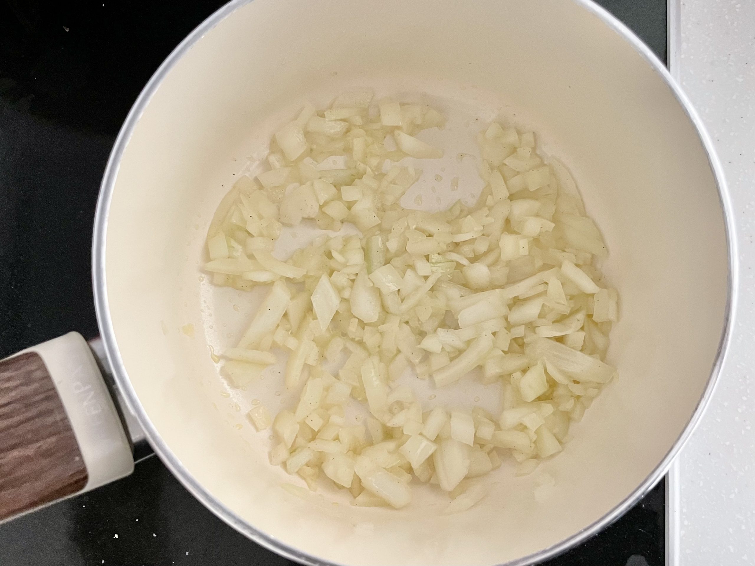 鍋にオリーブオイル、にんにくを入れ火にかける。にんにくの香りが立ったら、玉ねぎを加え塩胡椒をして炒める。