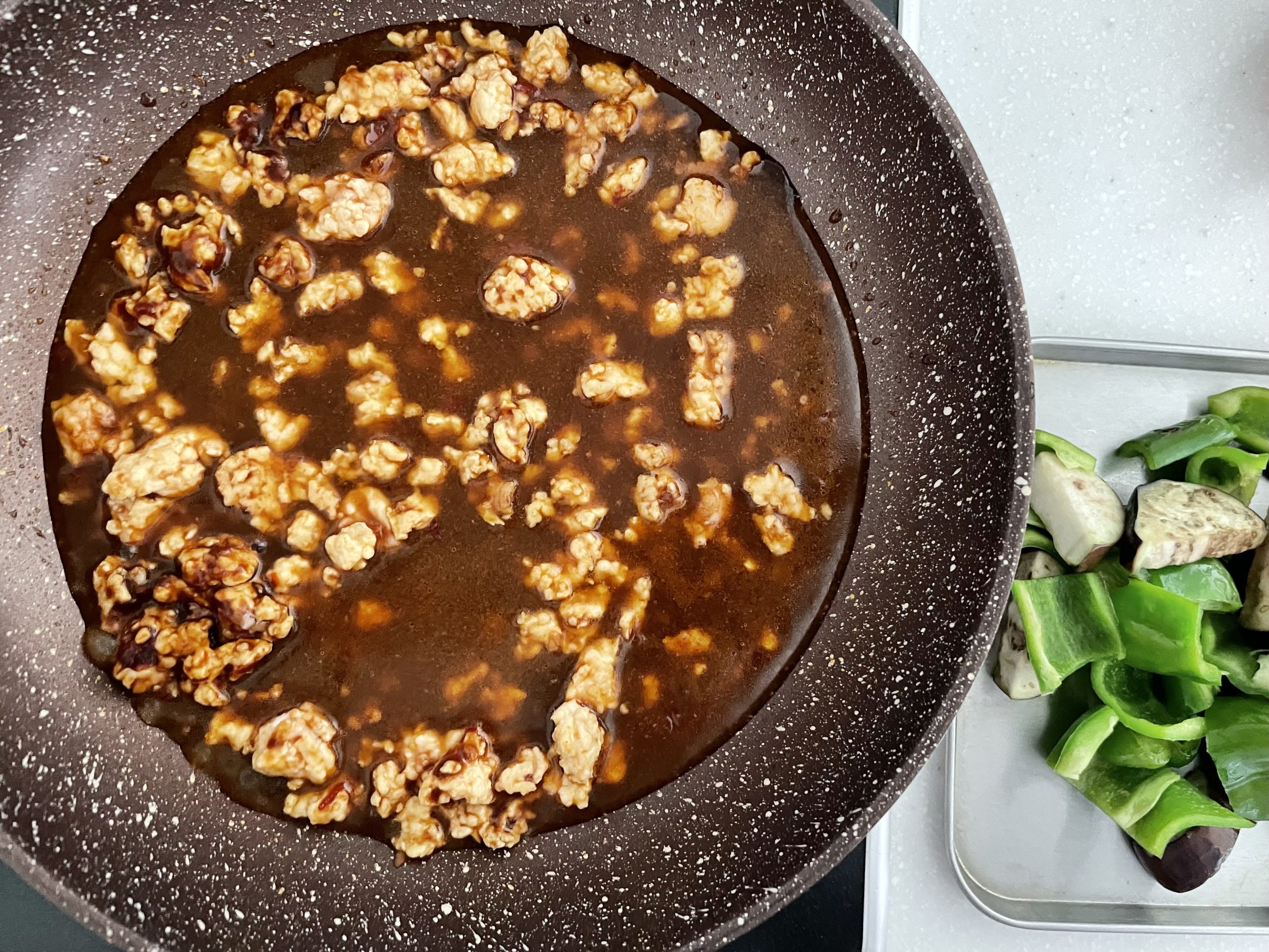 手順2のフライパンで、ひき肉を炒める。色が変わったら、火を止め【A】を加えて加熱する。混ざったら水を入れる。