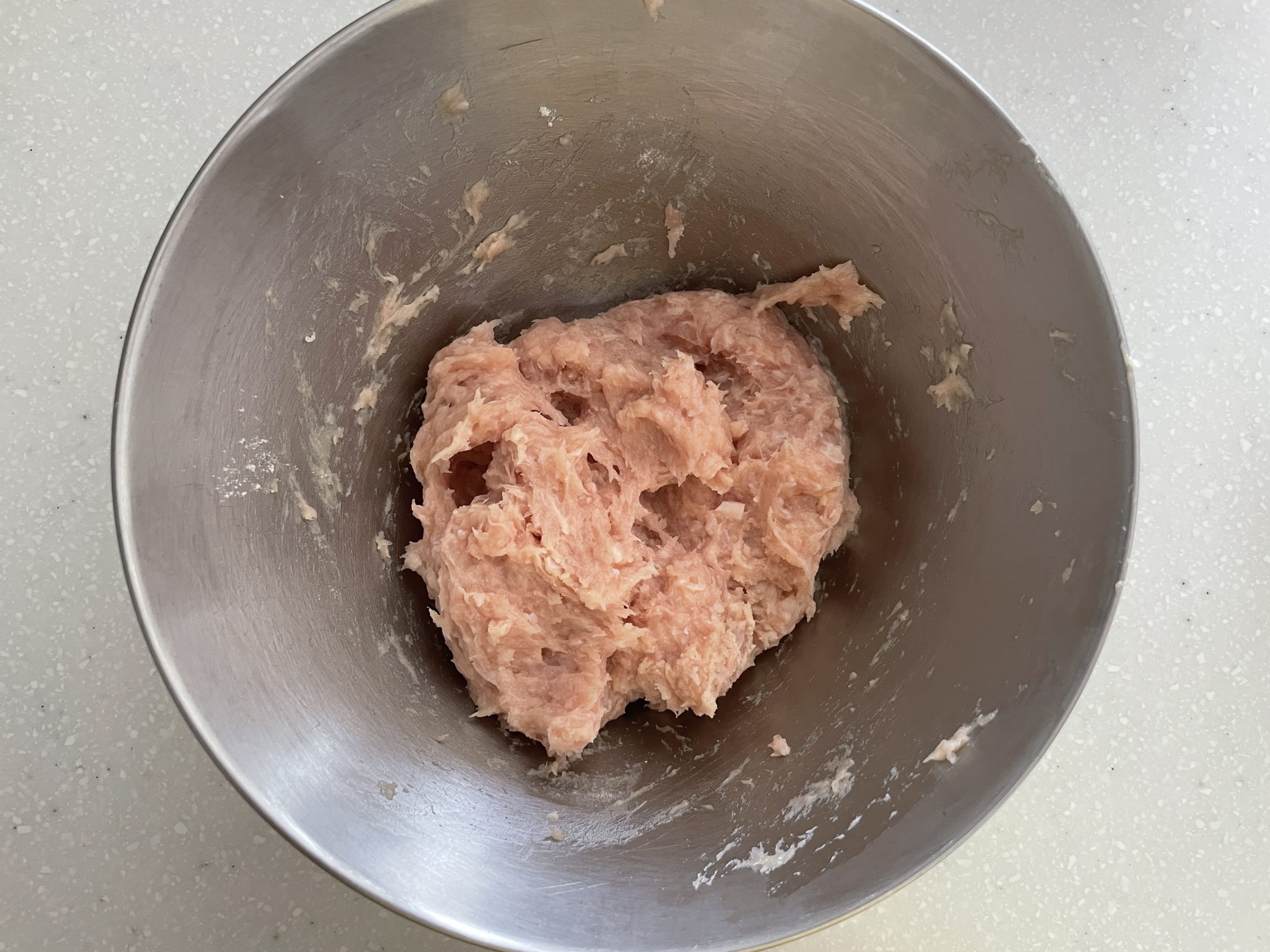 ボウルに鶏ひき肉とおからパウダー、ごま油を入れ混ぜる。