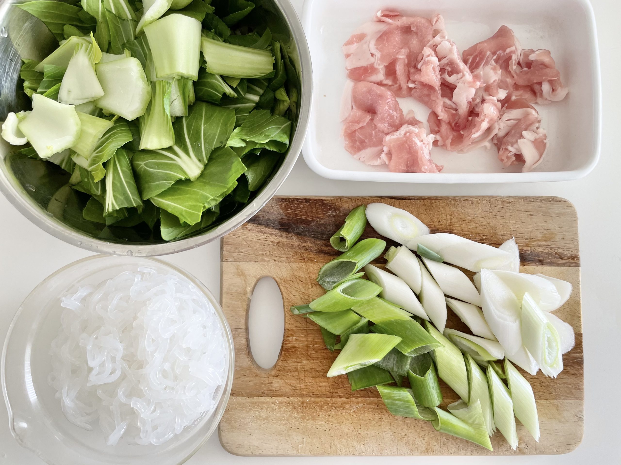 豚肉、チンゲン菜、白滝、ネギをを食べやすい大きさに切る。<br />
※キッチンバサミを使うと洗いものも減り便利です！