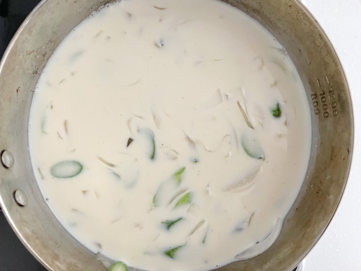 しんなりしたら皮を剥いたそら豆(盛り付け用に4個程とっておく)、無調整豆乳、コンソメを加えて混ぜる。