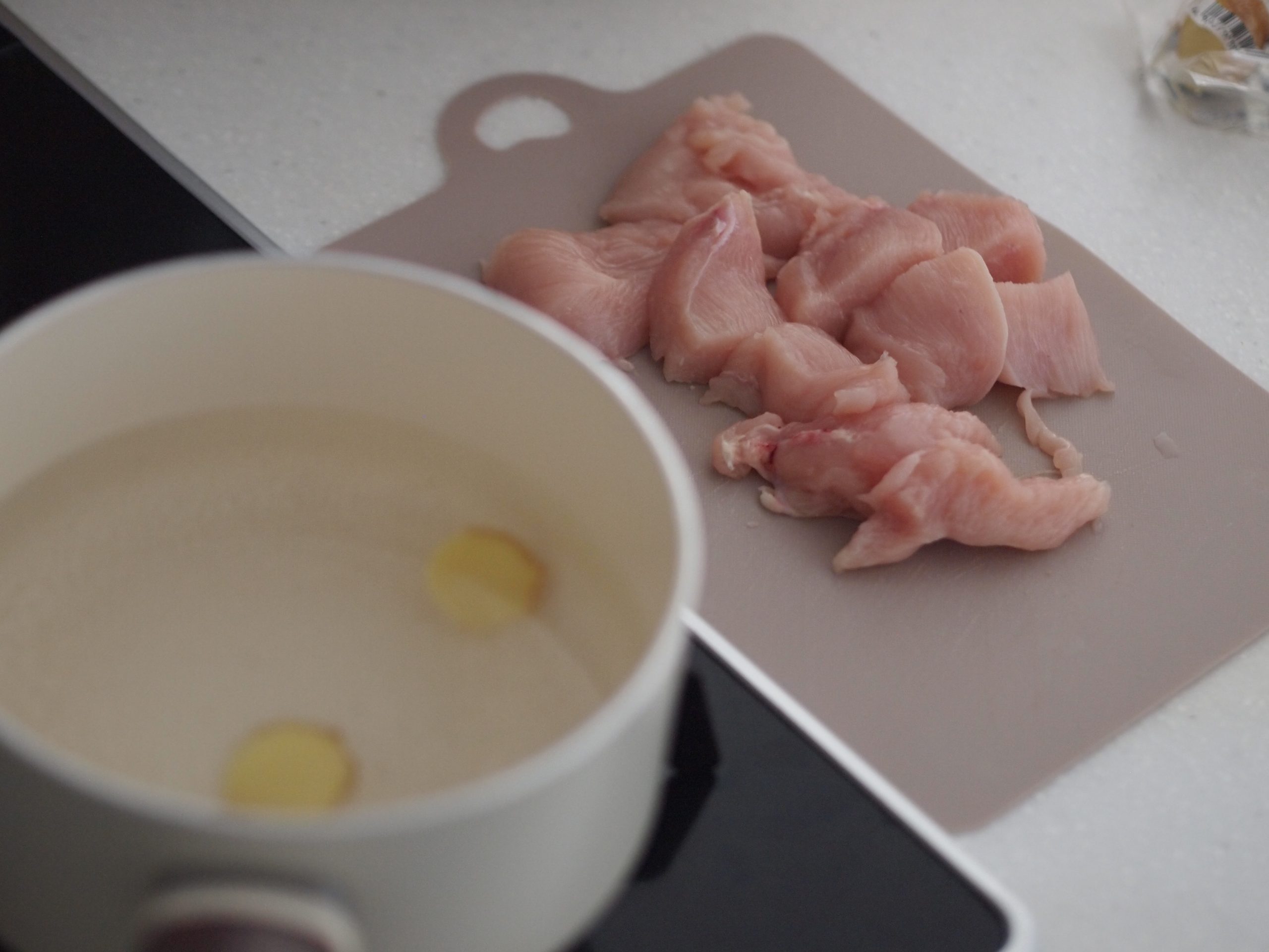 鶏むね肉の皮をはぎぶつ切りにして、Aを加えて沸騰させたお湯に入れたら蓋をして火を止める。20分余熱で火を通す。