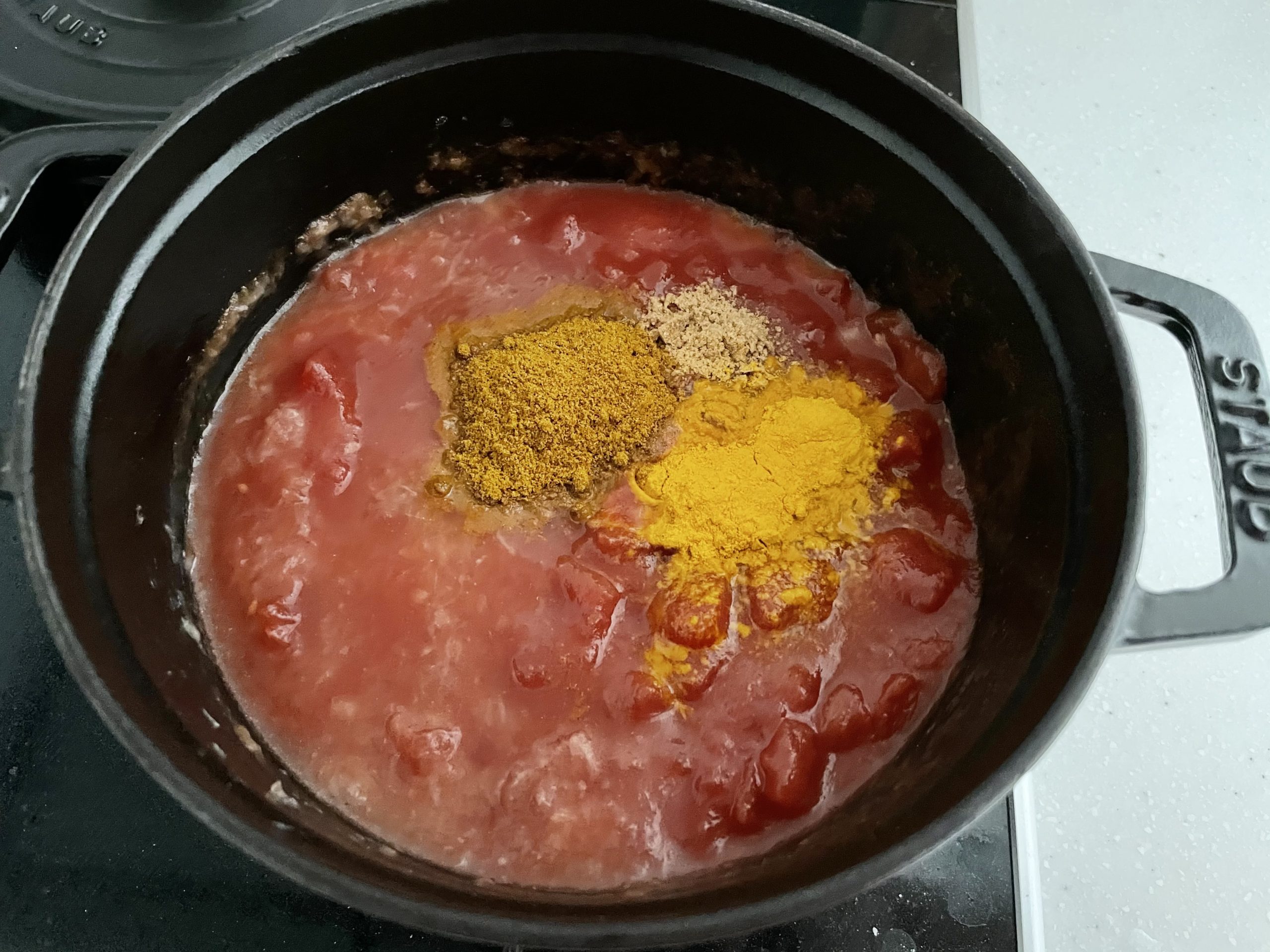 トマト缶、カレー粉、コンソメ、ターメリックを加える。