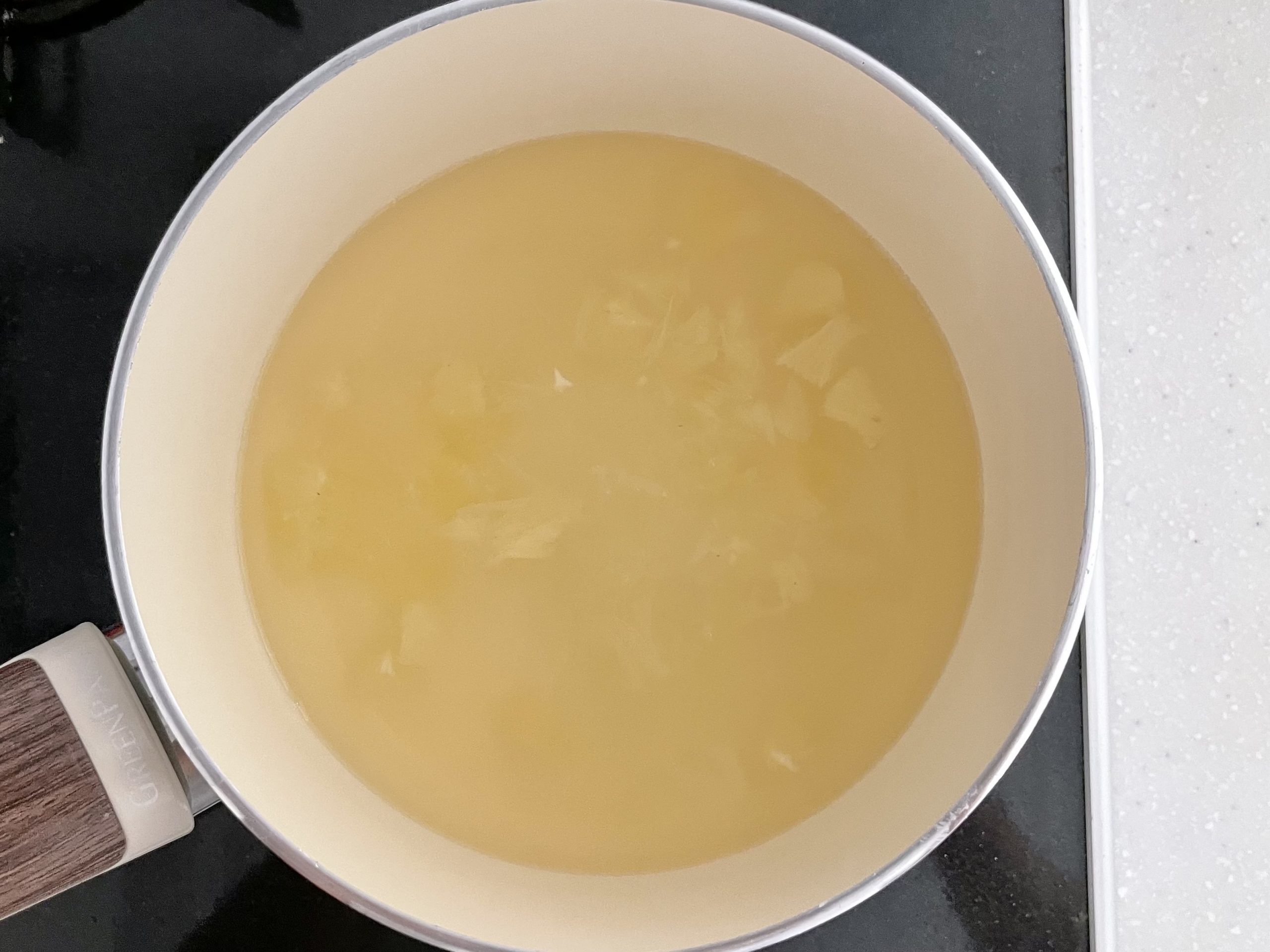 ラカントが溶け、鍋のふちに泡が出てきたら、手順2のレモン果汁と果肉を入れ、火を止める。
