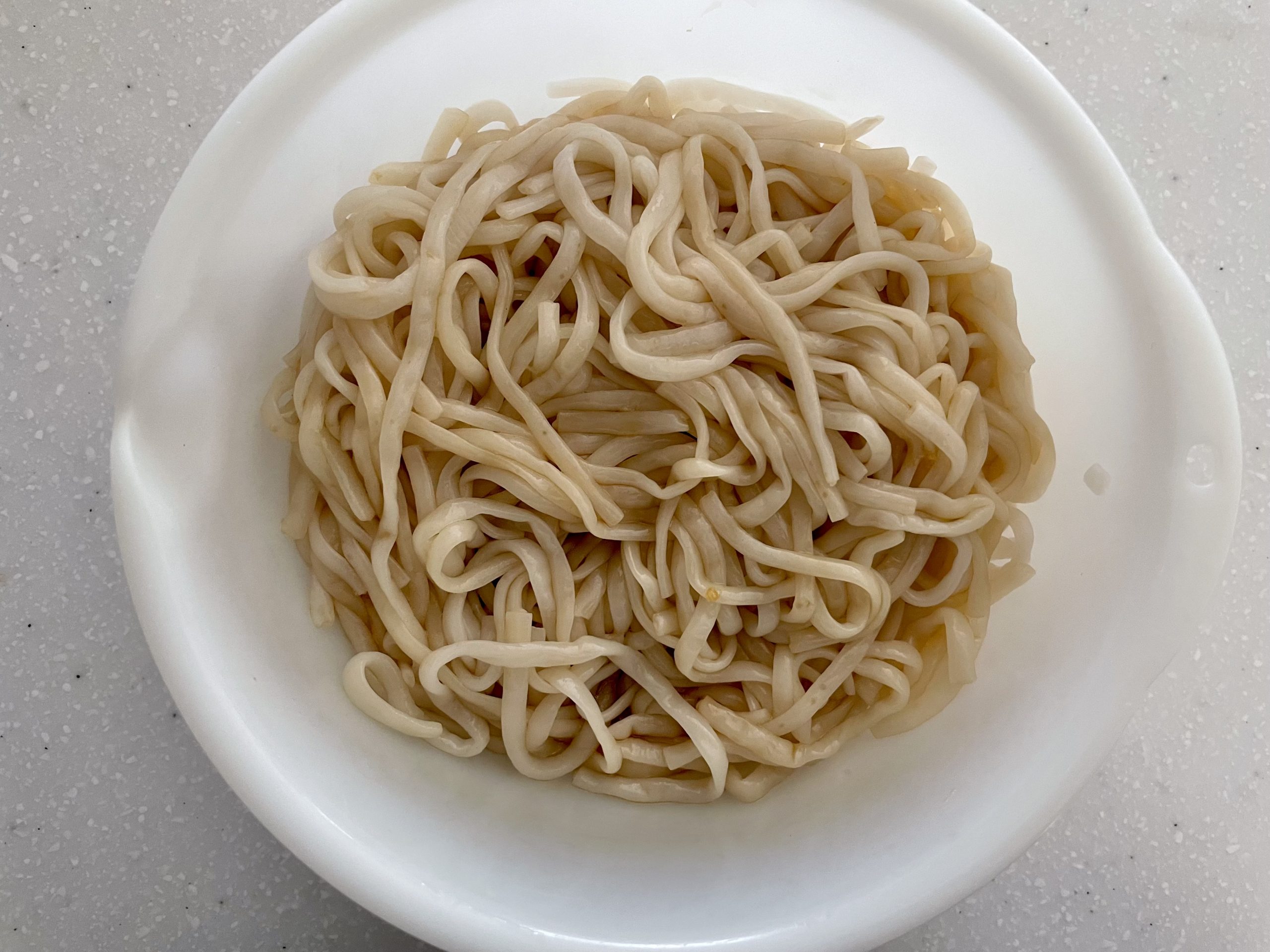 温めた麺とにんにくチューブ、ごま油、【B】を混ぜ合わせる。