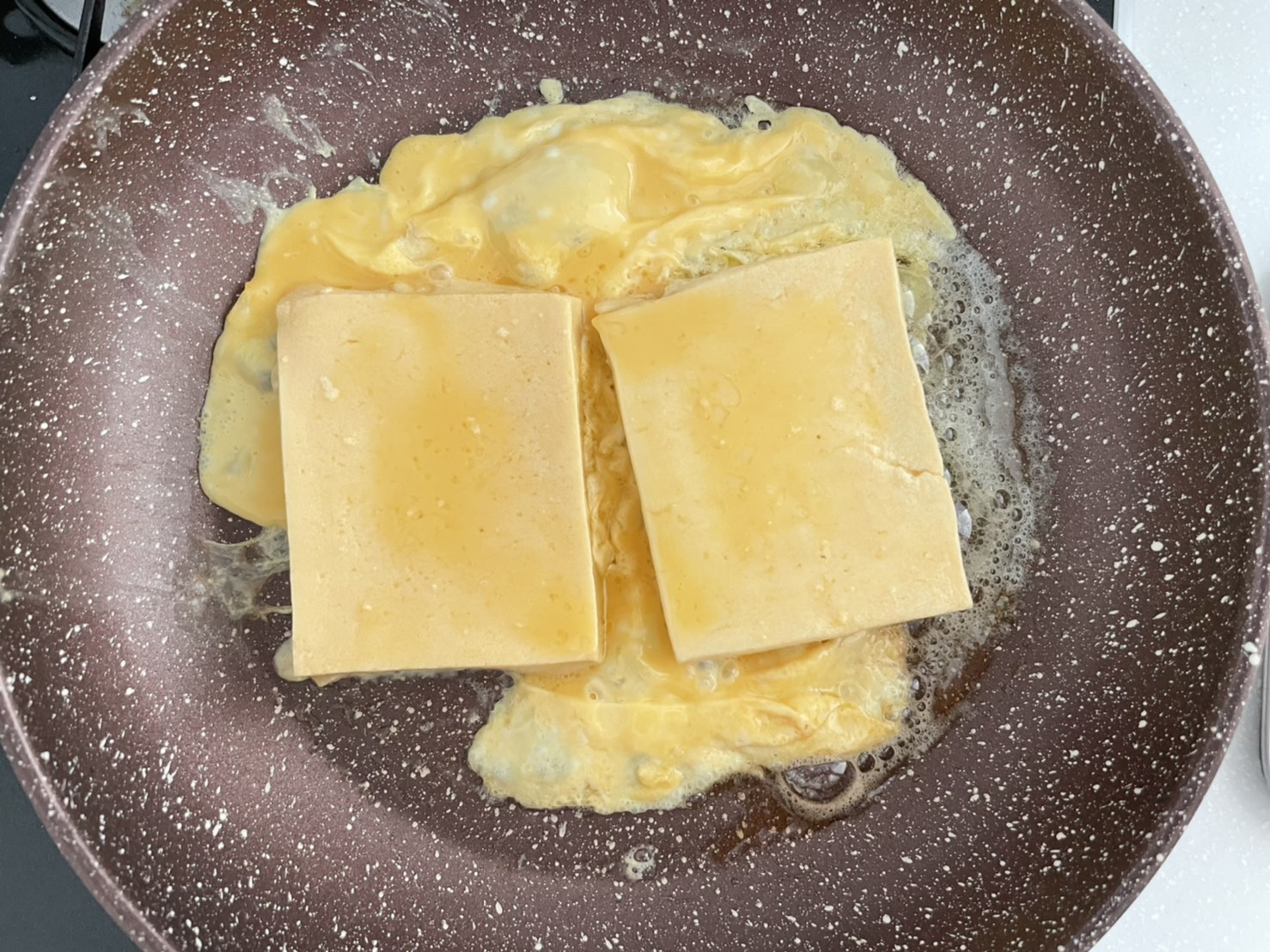 フライパンにバターをいれ、高野豆腐も入れたら残った卵液1/2量上からかけ中火で焼きめがつくまで焼く。