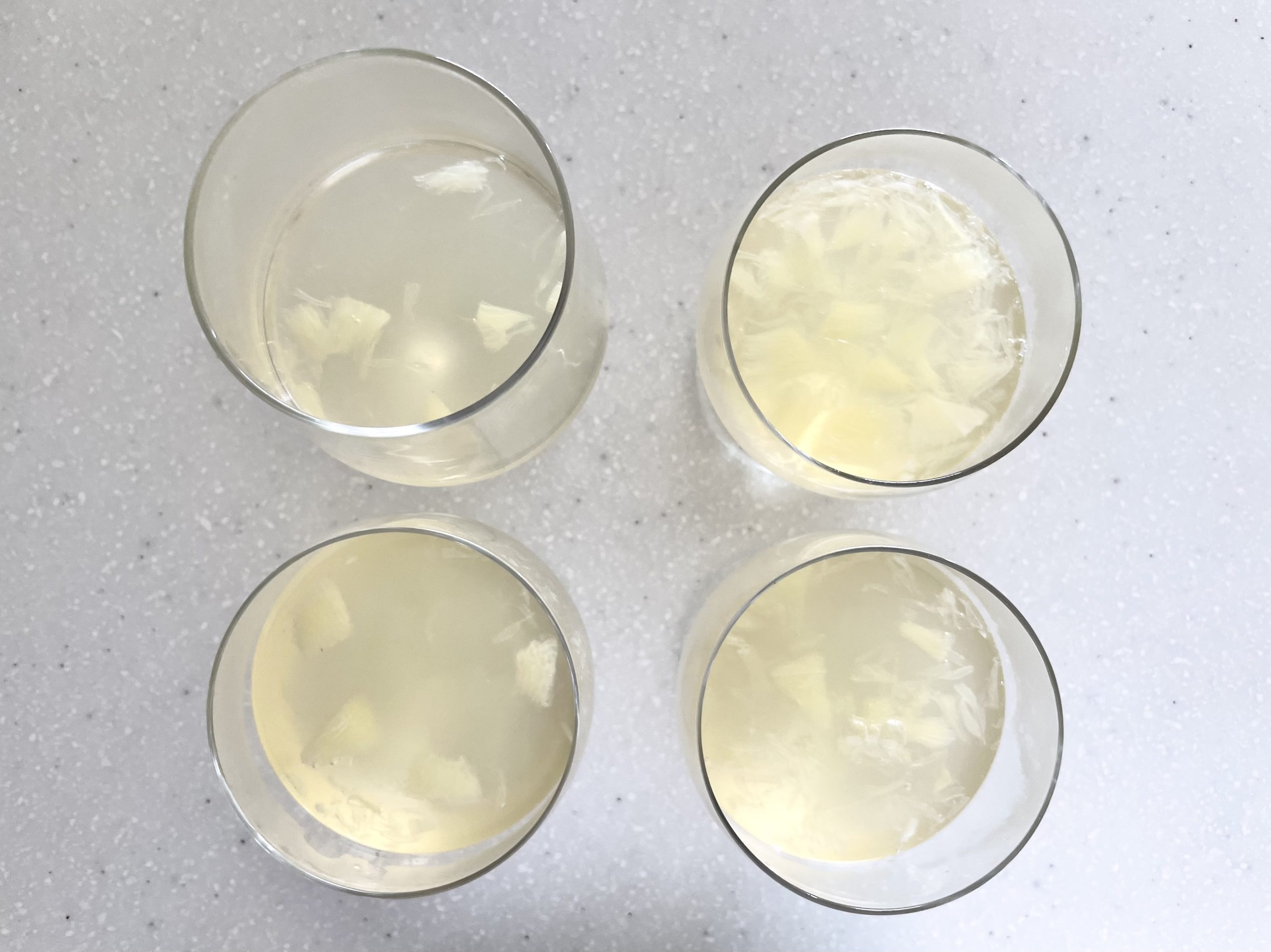 はちみつとふやかしたゼラチンを入れて混ぜ、粗熱をとってからカップに流し入れる。冷蔵庫で2時間ほど冷やし固めたら完成。