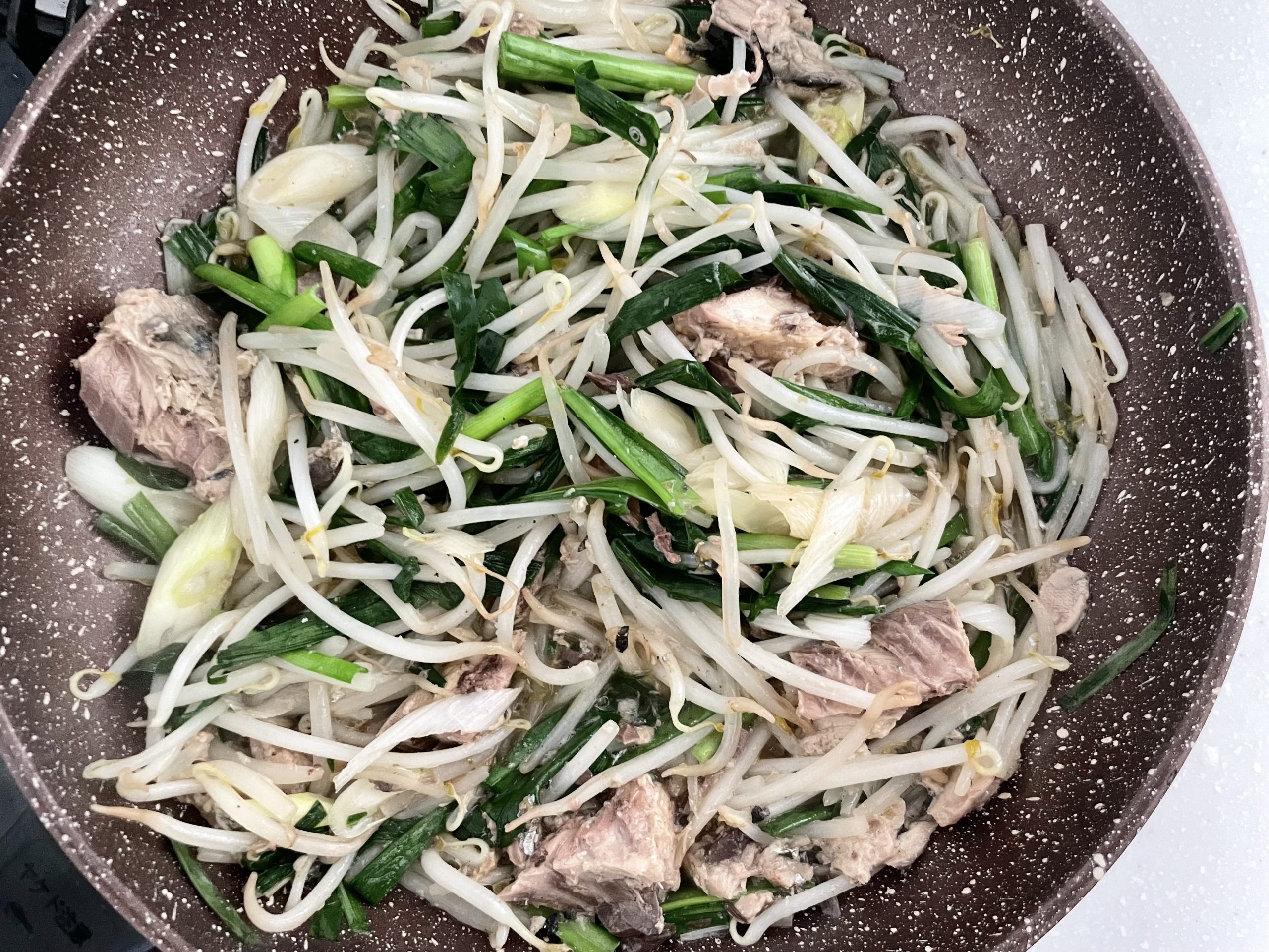 鶏ガラ・醤油を加え、サバの水煮缶の汁に溶かすように柚子胡椒を混ぜ入れ完成。