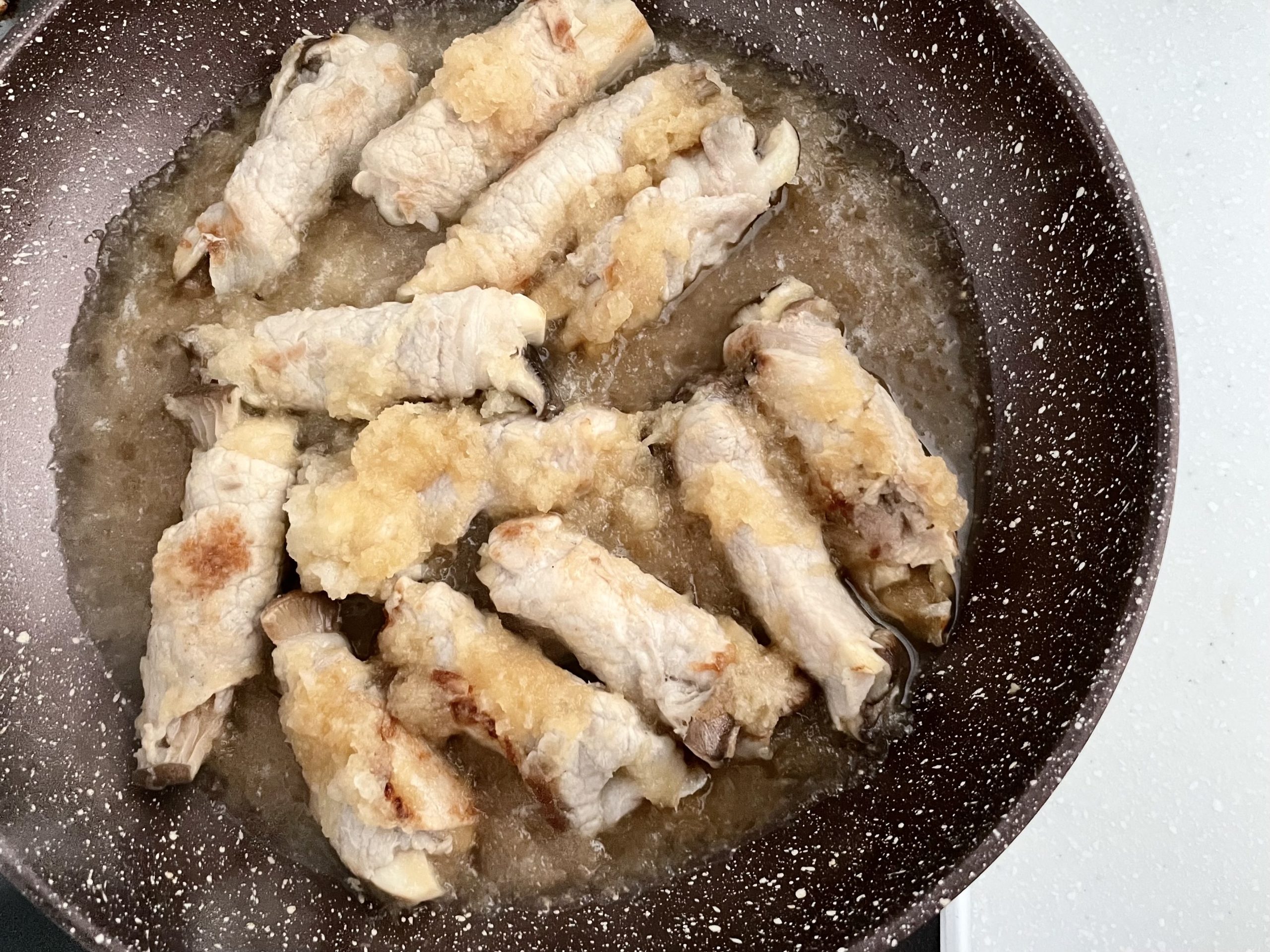焼き色がついたら酒を加え蓋をし蒸し焼きにする。3分ほどたったら大根おろし、めんつゆを加え全体を絡めるように混ぜ、ふつふつしてきたら火を止めて完成。