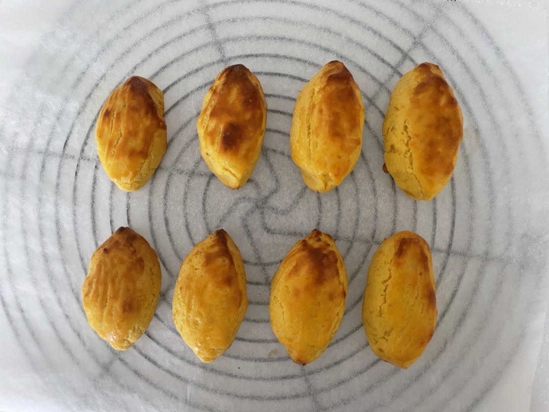 180度に予熱したオーブンで25分焼く。<br />
焼きあがったら冷まして完成。