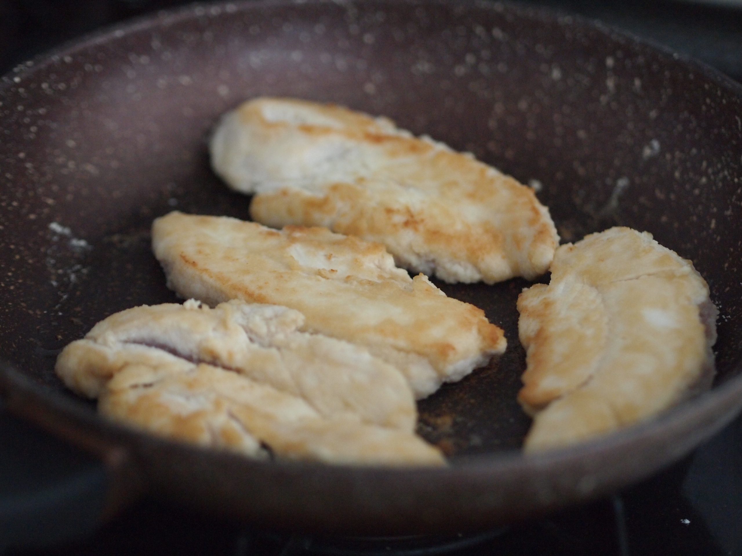 ごま油をひいたフライパンで両面に焼きめがつき、中に火が通るまで中火で加熱する。
