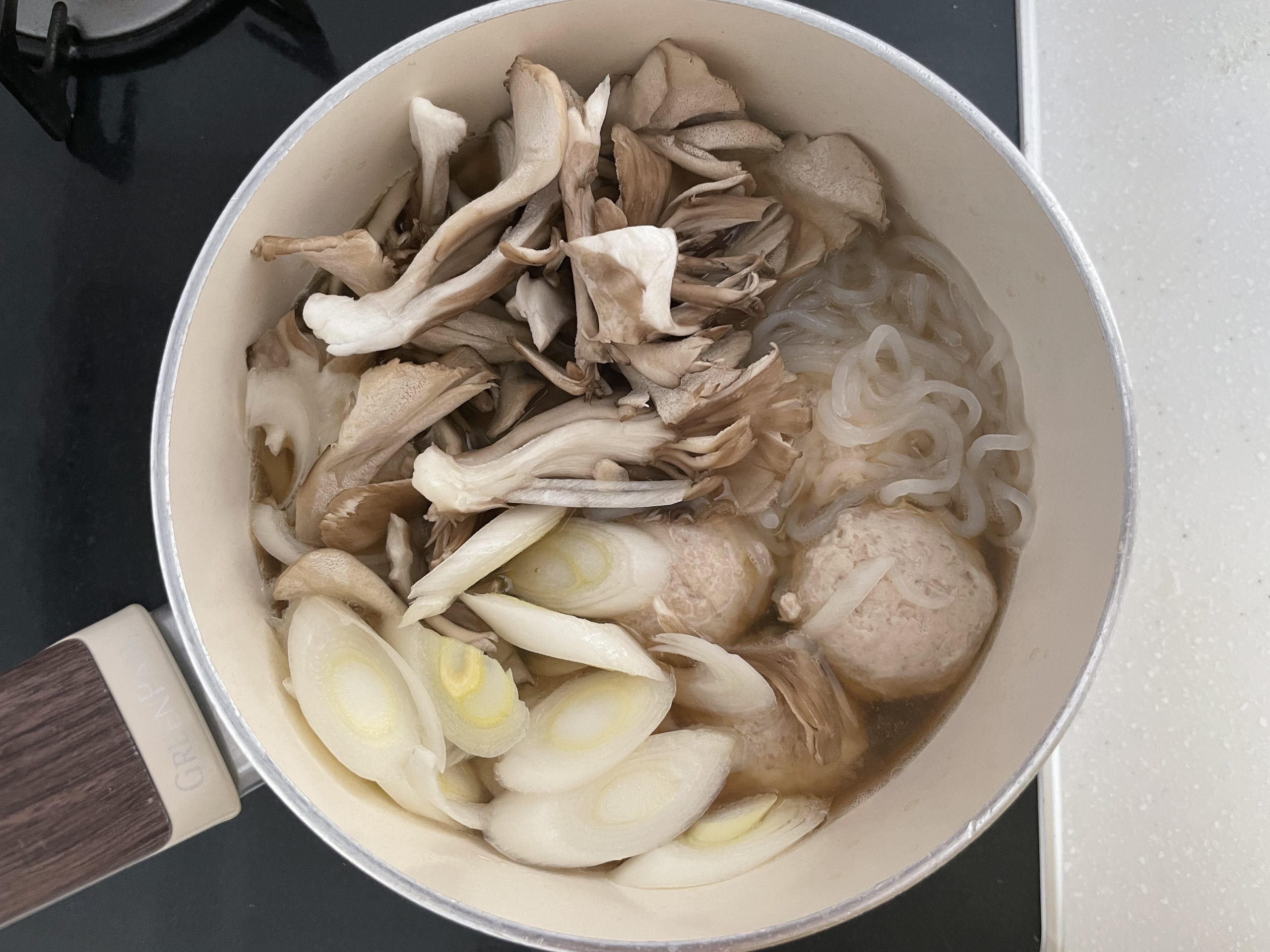 肉団子に火が通ったら、1も鍋の中に入れ中火で15分程煮て完成。
