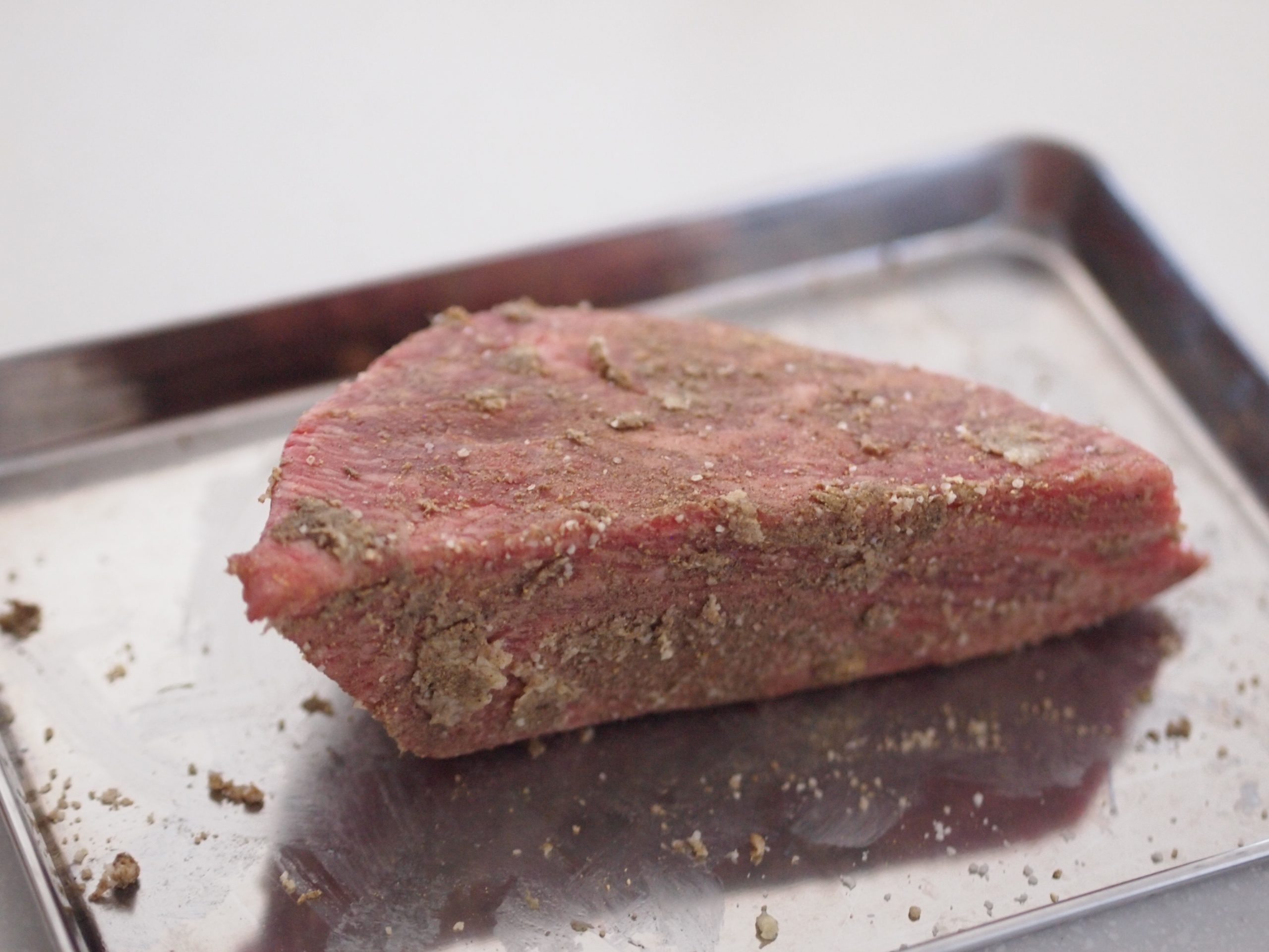 キッチンペーパーで牛肉の水分をとったら、全面にAをすり込むようにつける。