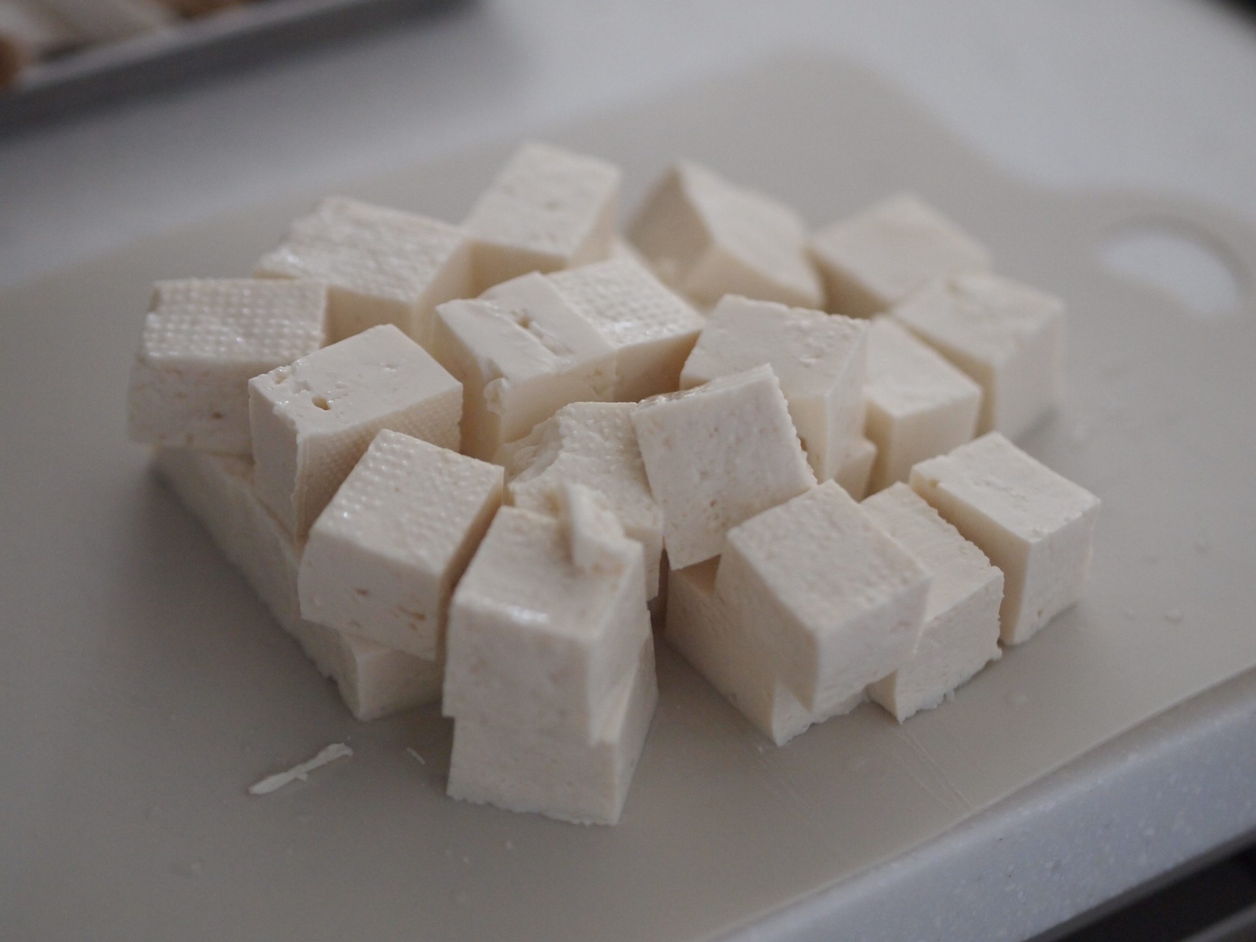 木綿豆腐は高さ半分になるよう水平に包丁を入れ、縦横4等分に垂直に包丁を入れさいの目切り。