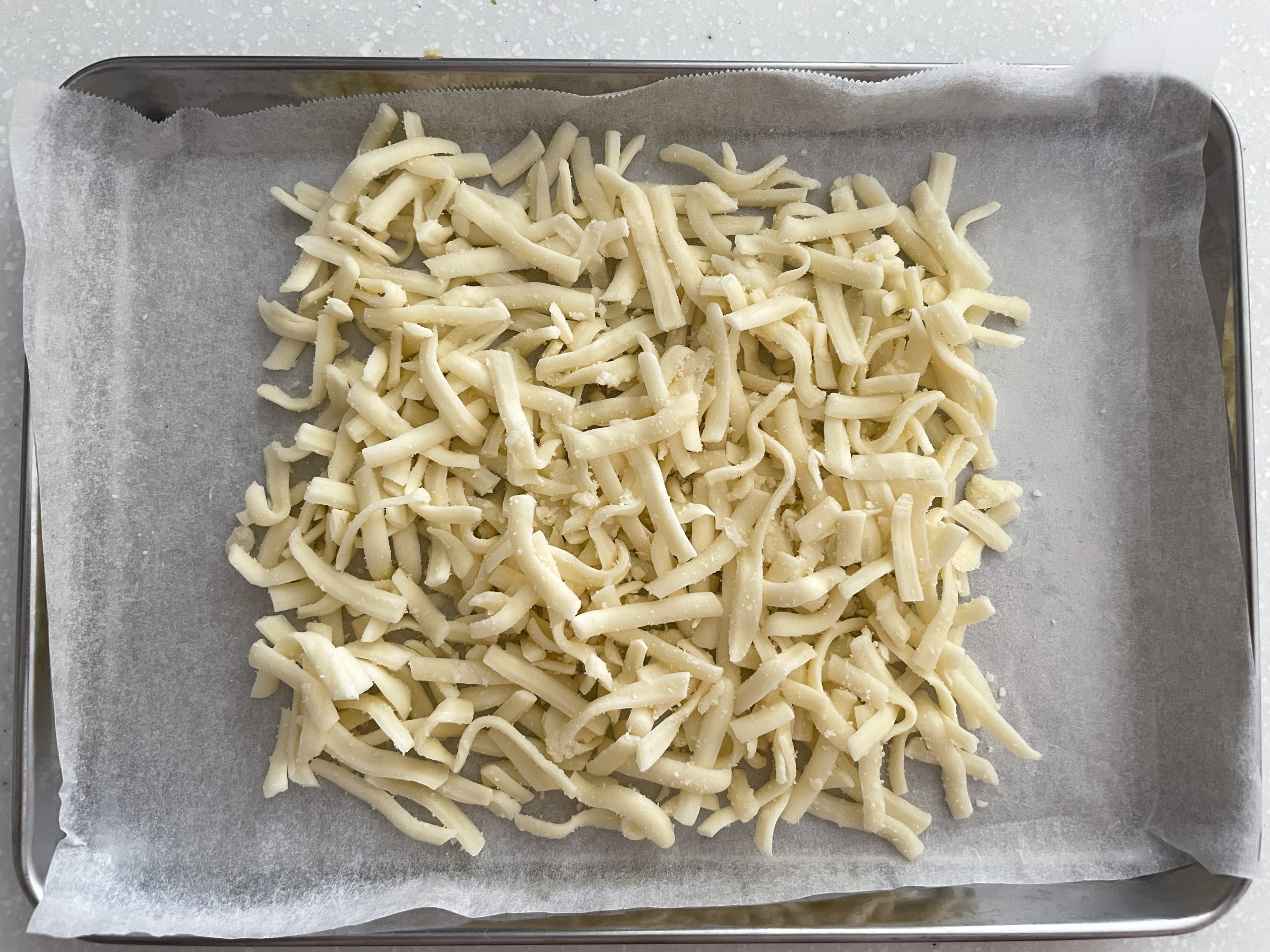 鉄板の上にピザ用チーズを正方形になるようにおく。