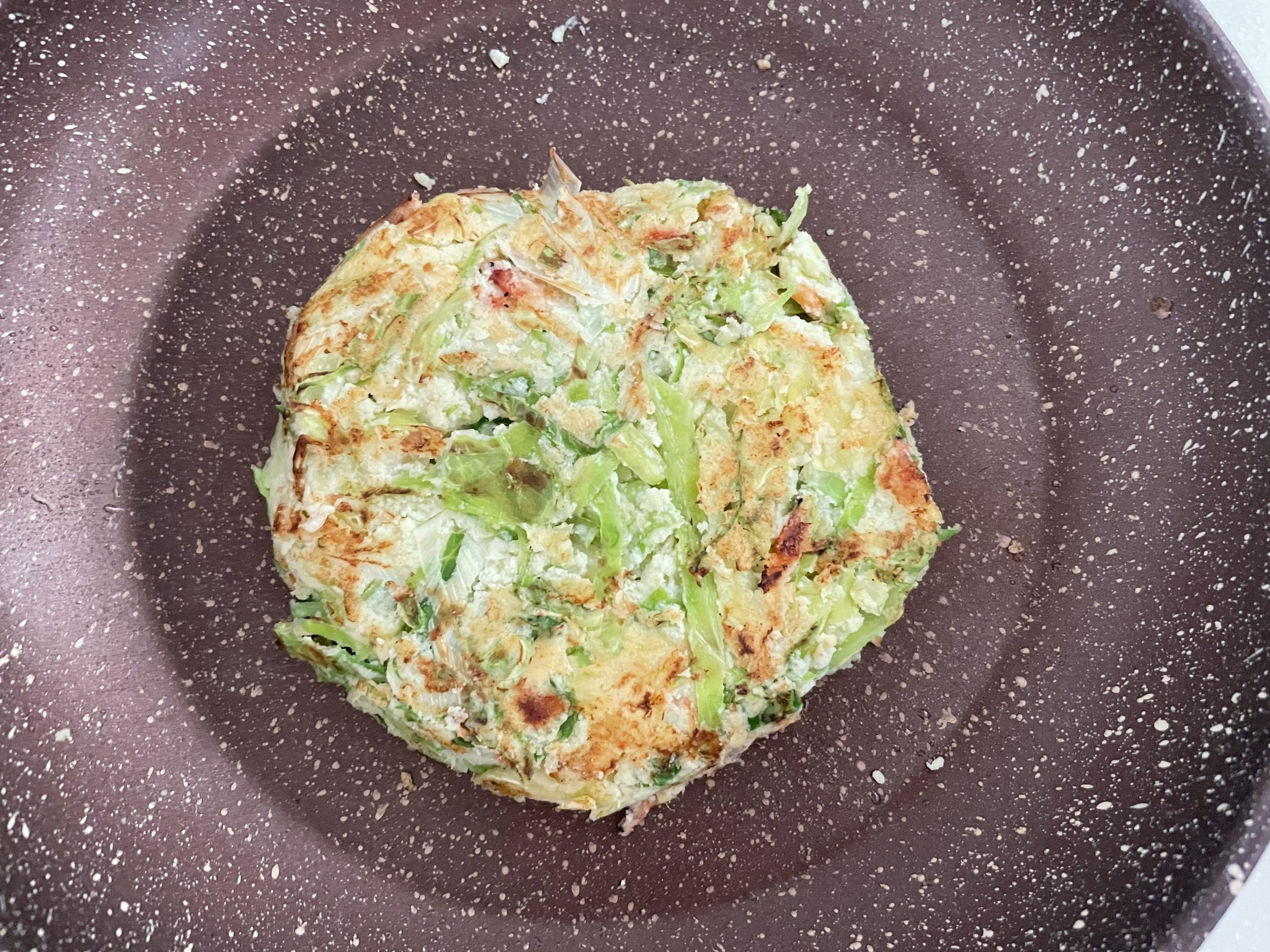 両面焼き色がつき、火が通ったら鰹節と青さをかけて完成。