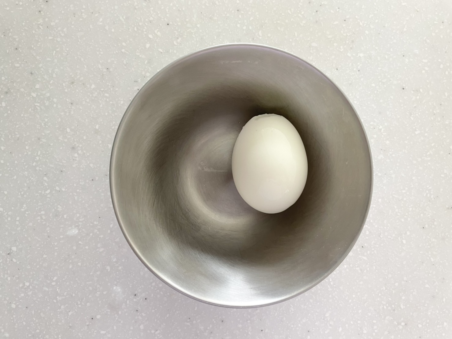 【下準備】卵はゆで卵にして、殻を剥いておく。