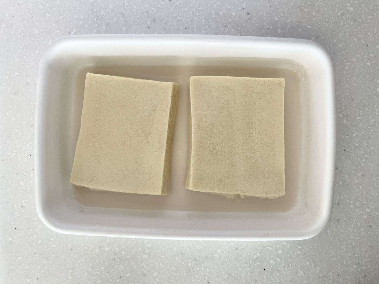 【下準備】高野豆腐をアーモンドミルクに漬け、少し柔らかくなったらラップをして電子レンジ（600W）で3分加熱。