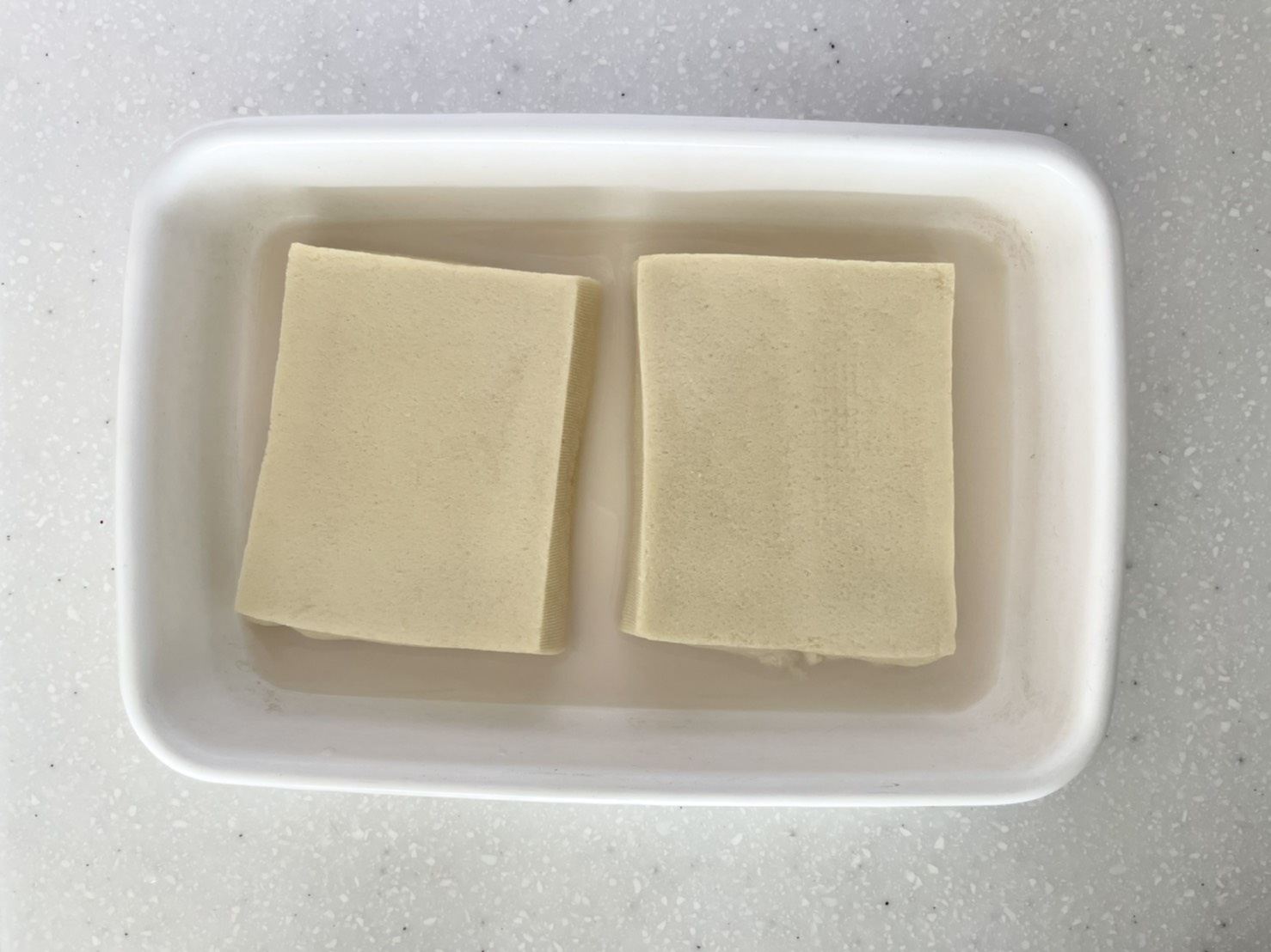 【下準備】高野豆腐をアーモンドミルクに漬け、少し柔らかくなったらラップをして電子レンジ(600W)で3分加熱。