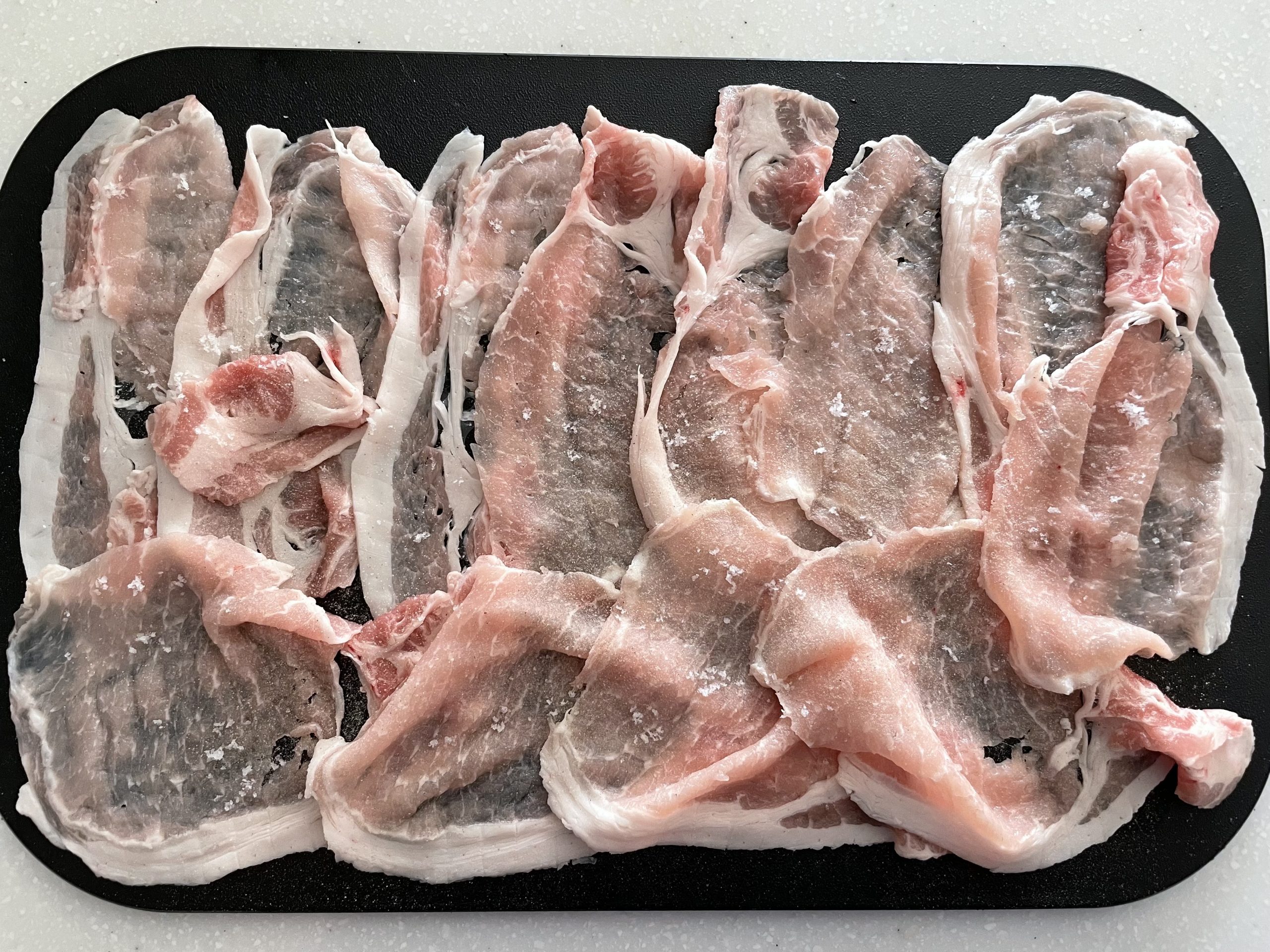 豚肉を1枚ずつ広げ、塩胡椒を振っておく。
