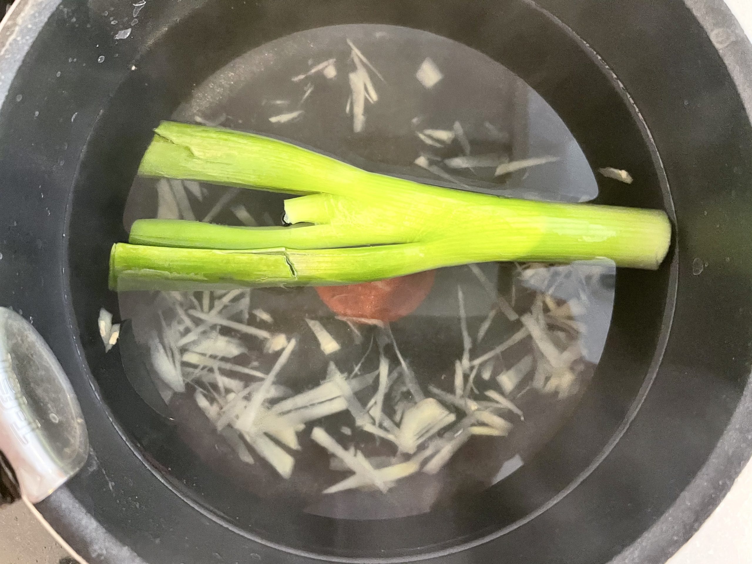 【下準備】<br />
鍋に1.5リットルの水を張り、ネギの青い葉の部分、千切りにした生姜20ｇ、塩、料理酒を入れ蓋をして沸騰するまで煮ておく。