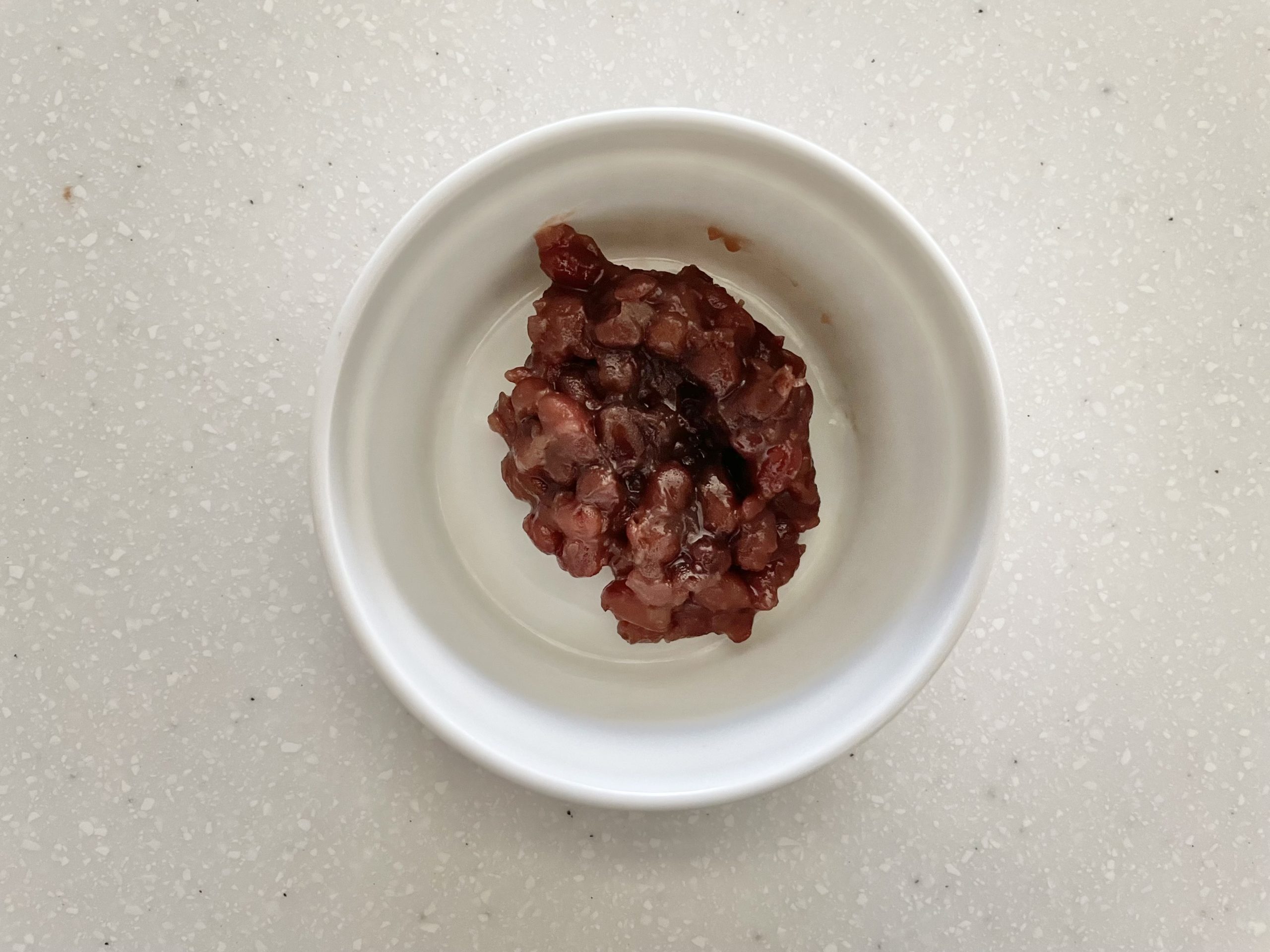 あずきを茹でておく。