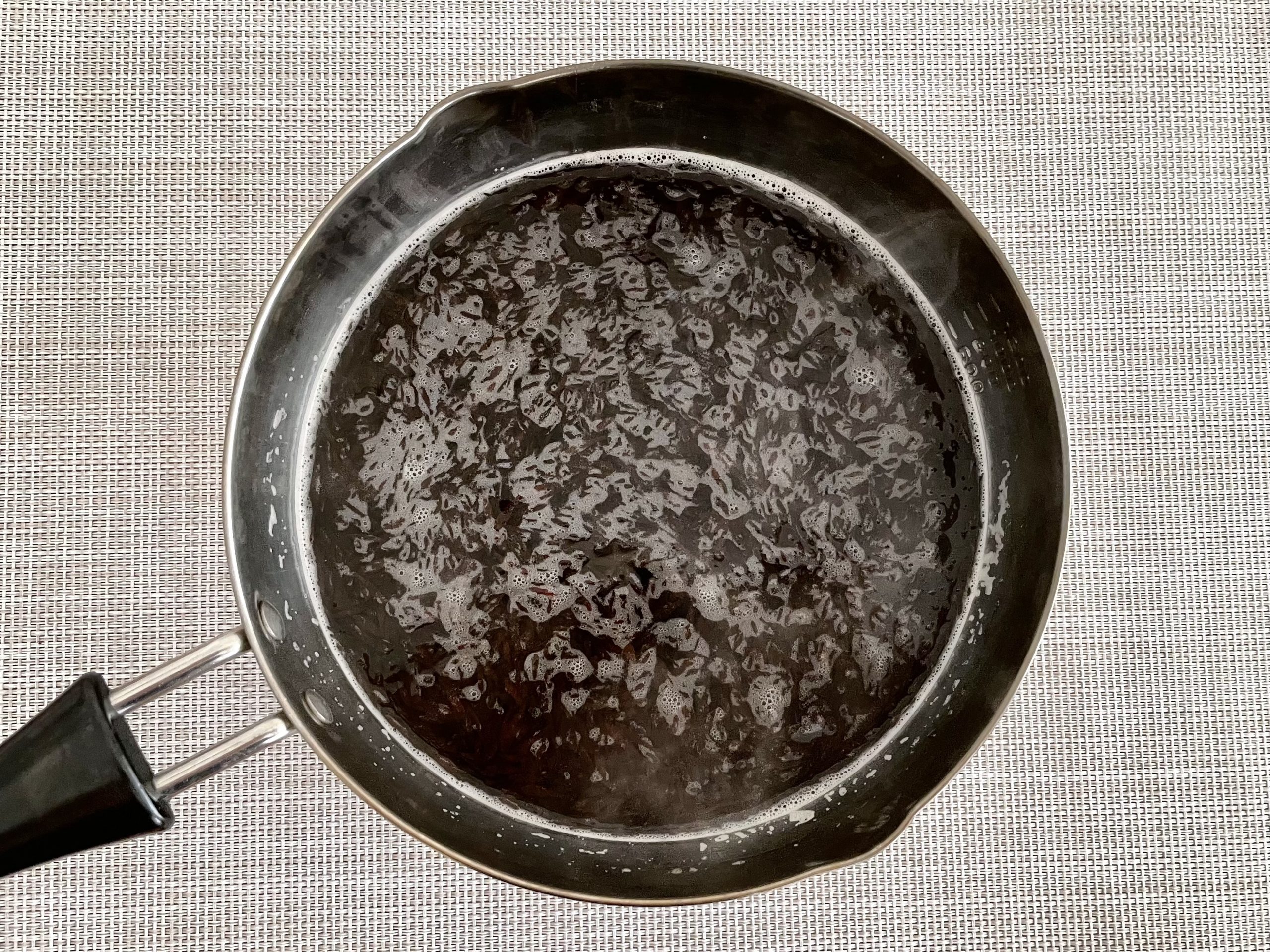 【下準備】<br />
鍋に水と芽ひじきを入れ加熱し、沸騰したら火を止め3分放置。