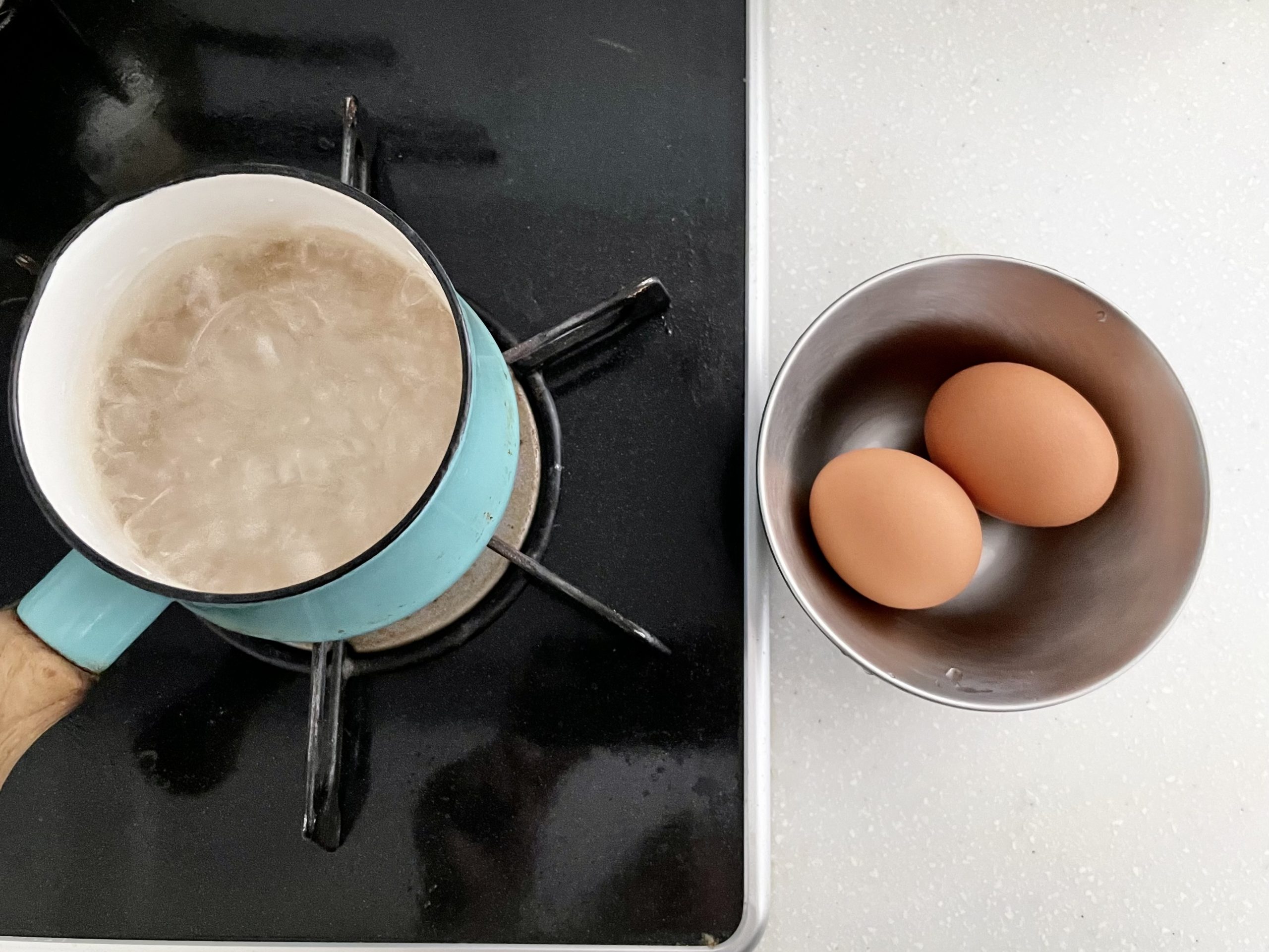 【下準備】<br />
・卵を冷蔵庫から出して常温に戻しておく。<br />
・鍋にゆで卵を作るためにお湯を沸かしておく。