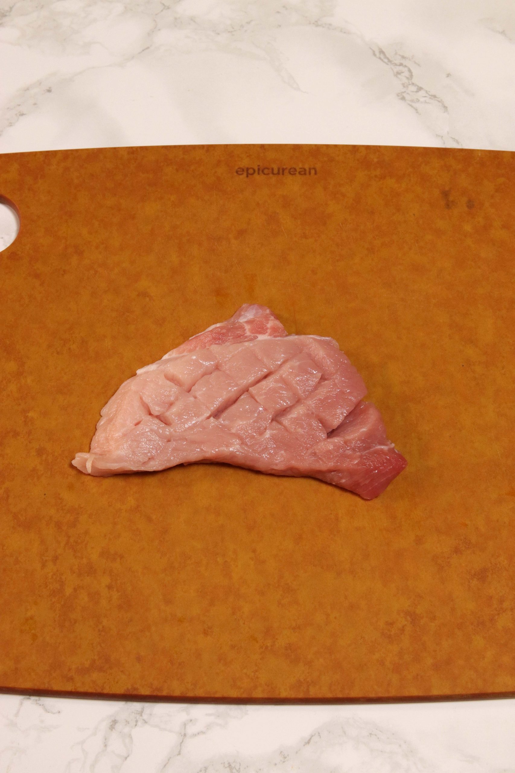 豚肉の両面に斜め格子状に軽く切り目を入れ、<br />
【A】をまぶす。