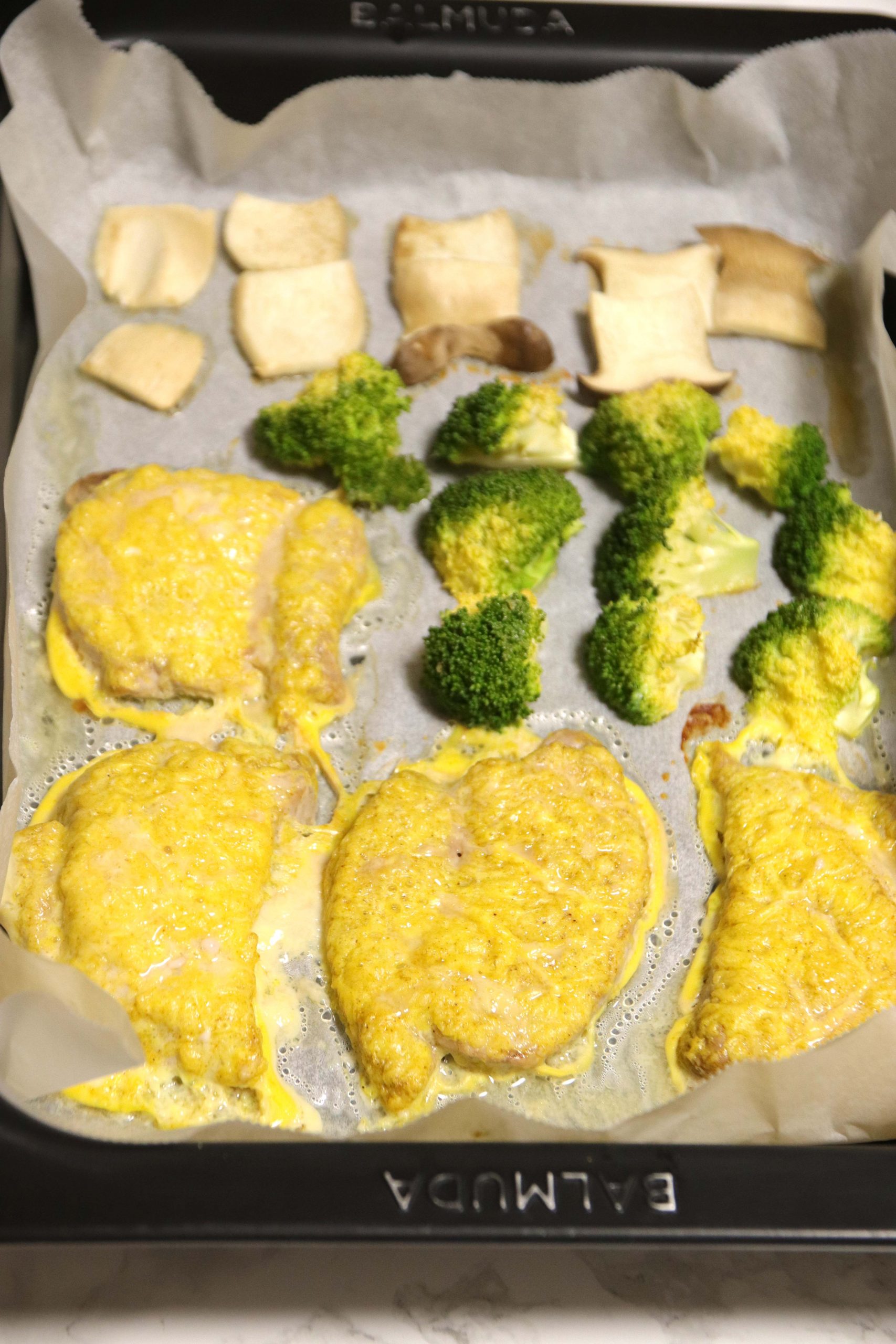 190℃に予熱したオーブンで12〜15分焼く。豚もも肉が大きい場合は食べやすい大きさに切り、皿に盛る。(お好みで、レタスとトマトを添える)